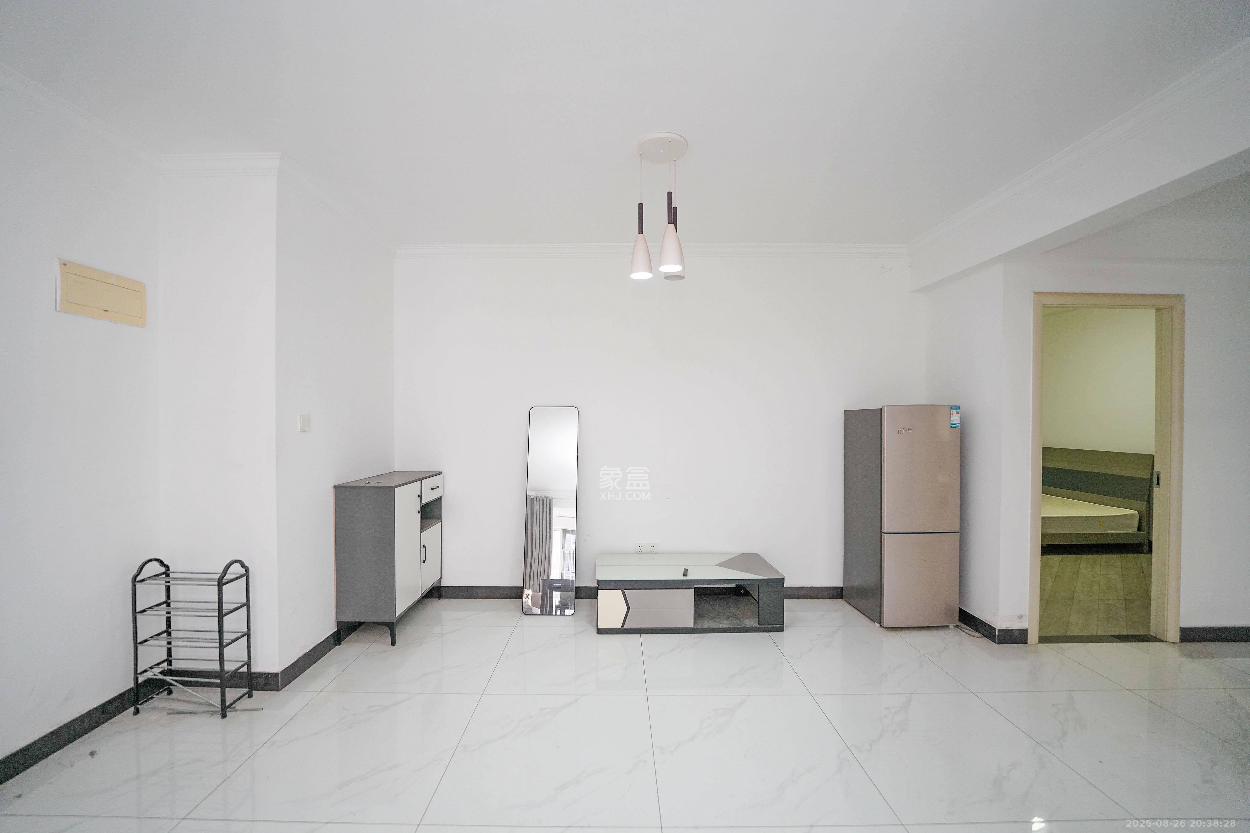 丽发新城  2室2厅1卫    58.0万 丽发新城  2室2厅1卫    58.0万客厅