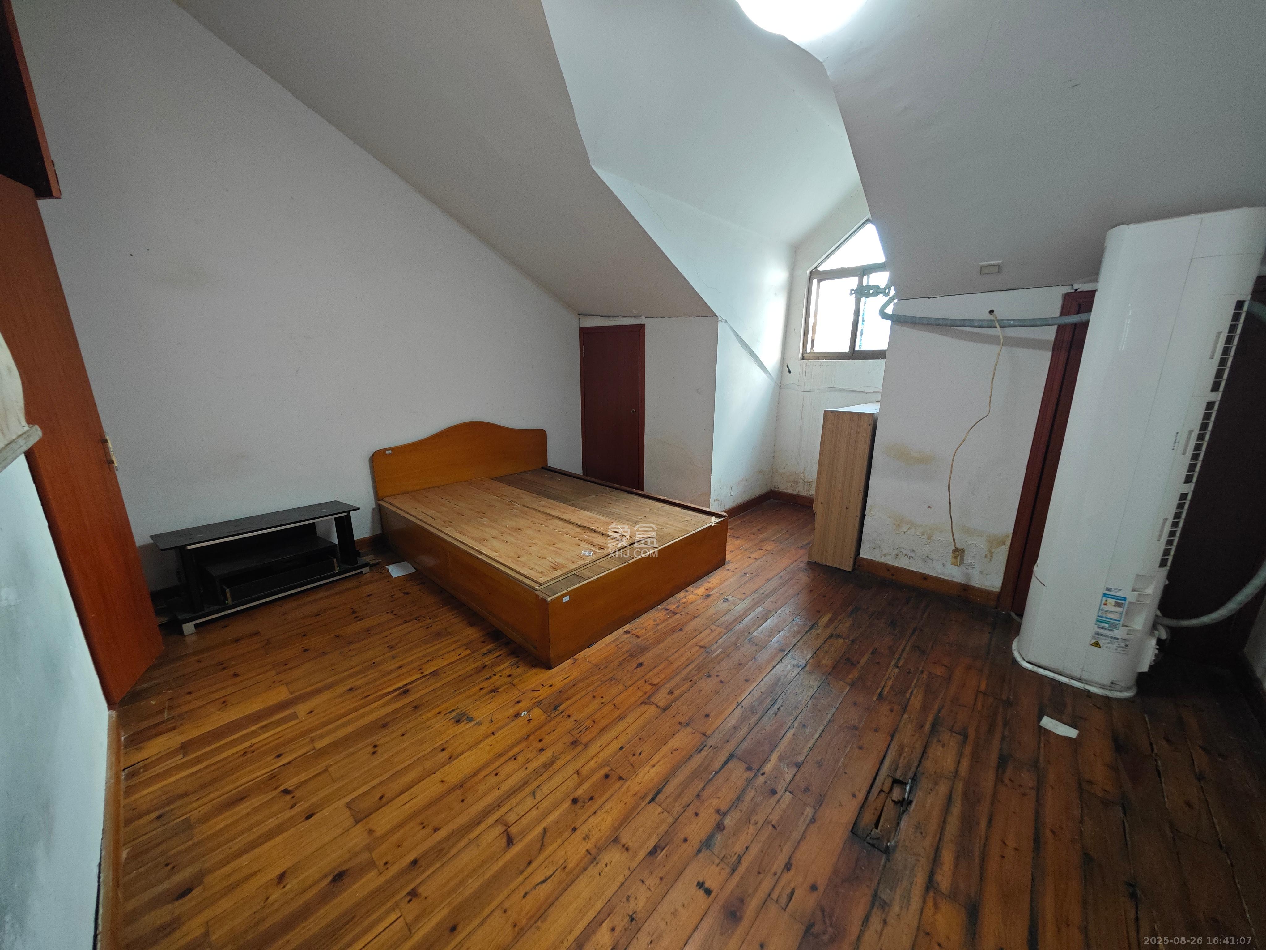 莲湖汽配城  4室2厅2卫    2200.0元/月室内图