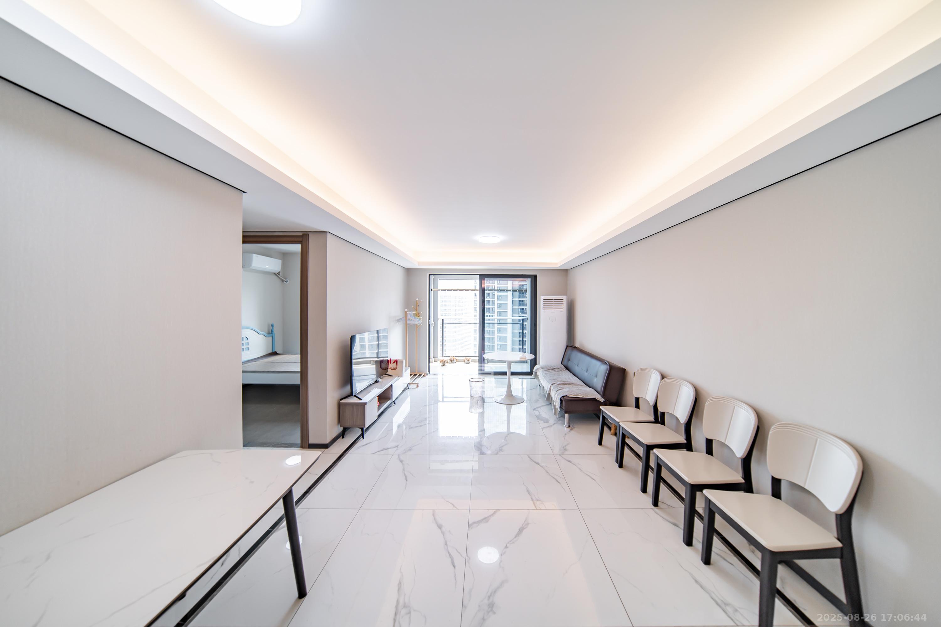 中海阅麓山二期 3室2厅2卫 132.0万 中海阅麓山二期 3室2厅2卫 132.0万客厅