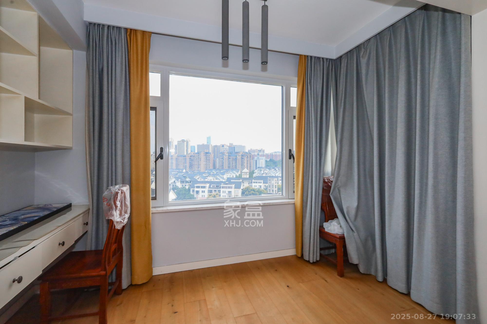 八方小区C区  1室0厅0卫    435.0万阳台