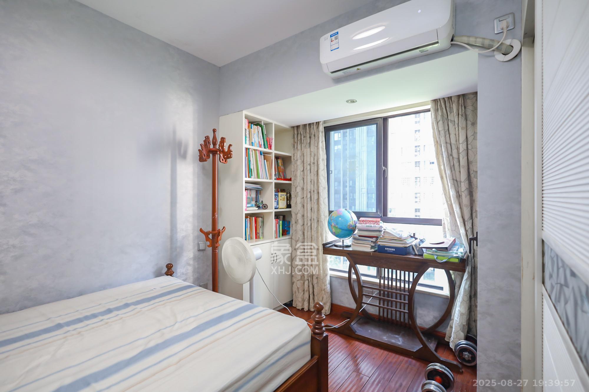 绿地中央广场  3室2厅1卫    145.0万卧室