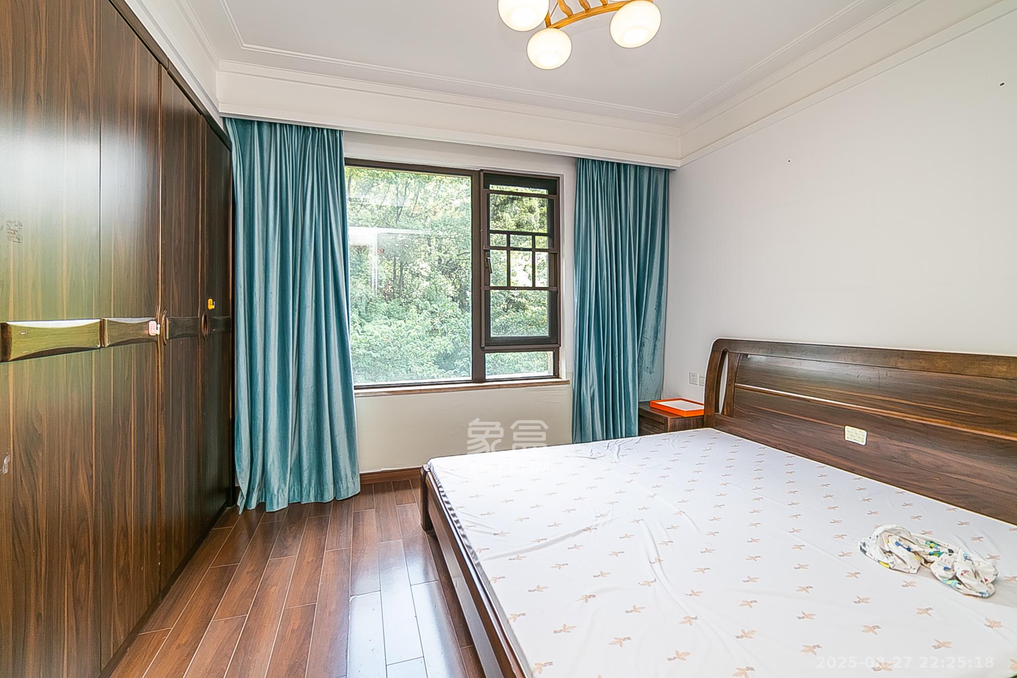 万科紫台  3室2厅2卫    238.0万 万科紫台  3室2厅2卫    238.0万卧室