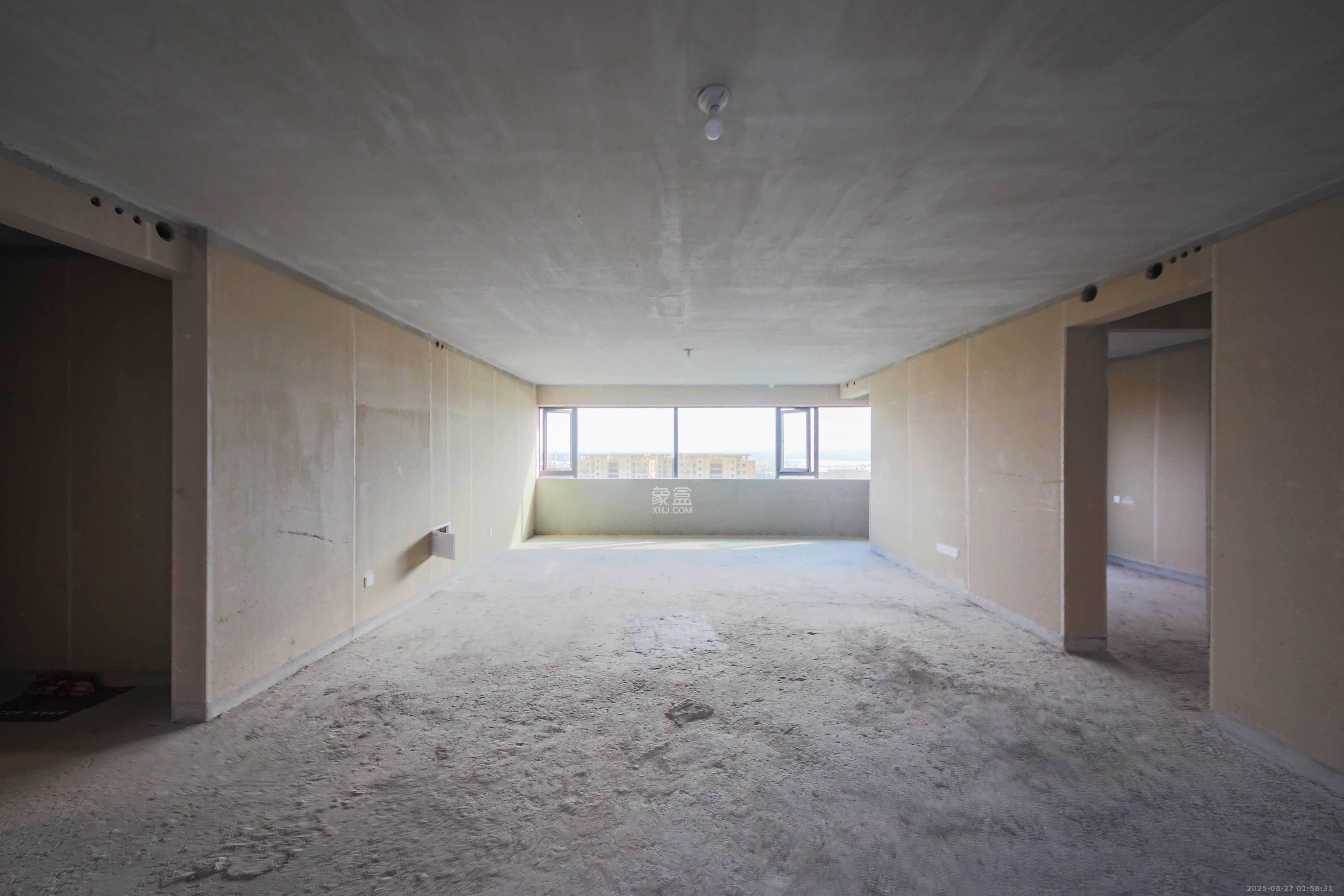 龙湖云河颂  4室2厅3卫    265.0万 龙湖云河颂  4室2厅3卫    265.0万客厅