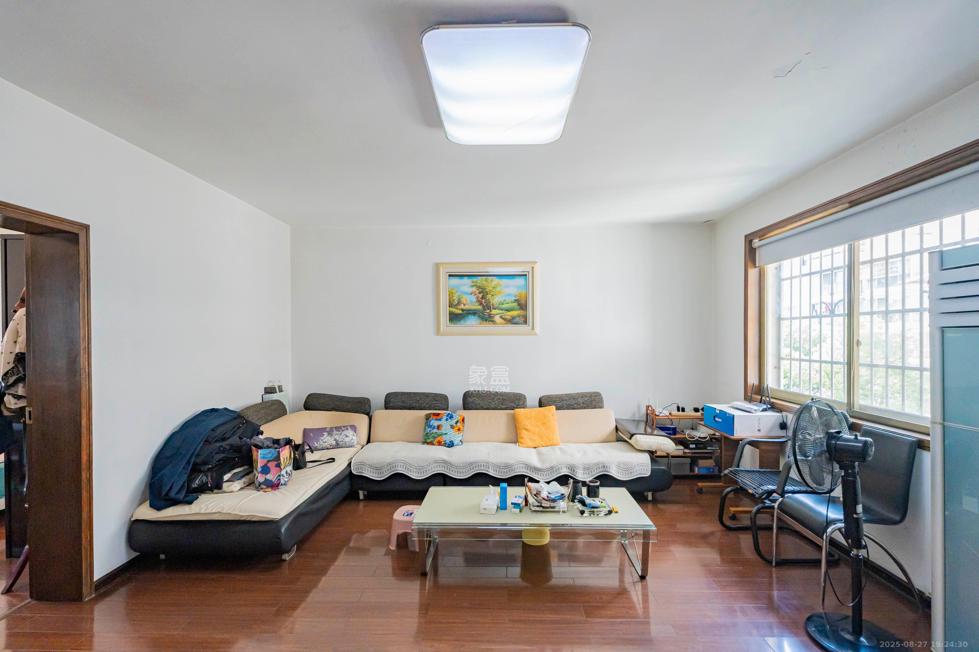 金帆小区 2室2厅1卫 50.0万 金帆小区 2室2厅1卫 50.0万客厅