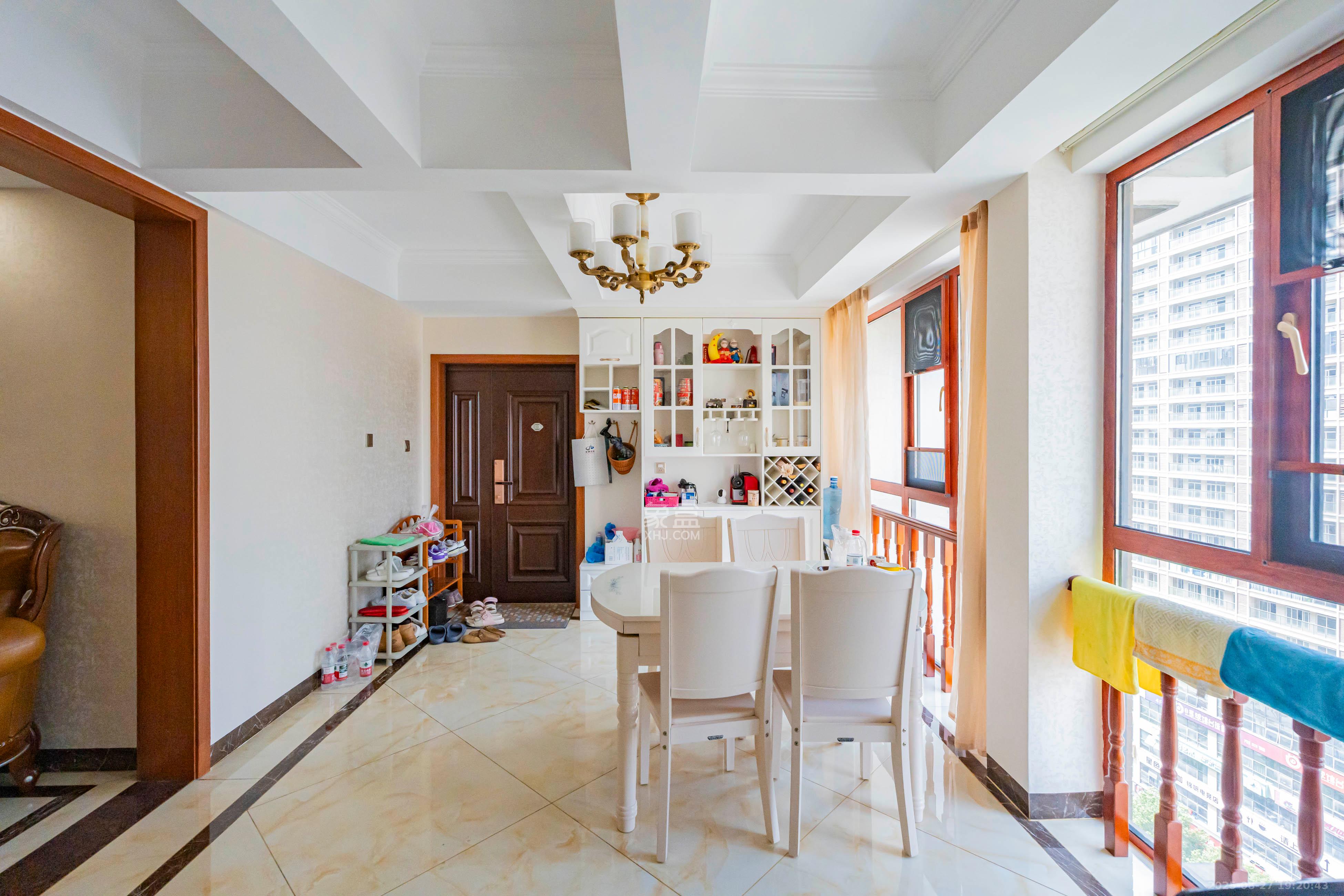 藏珑湖上国际花园  3室2厅1卫    155.0万 藏珑湖上国际花园  3室2厅1卫    155.0万客厅