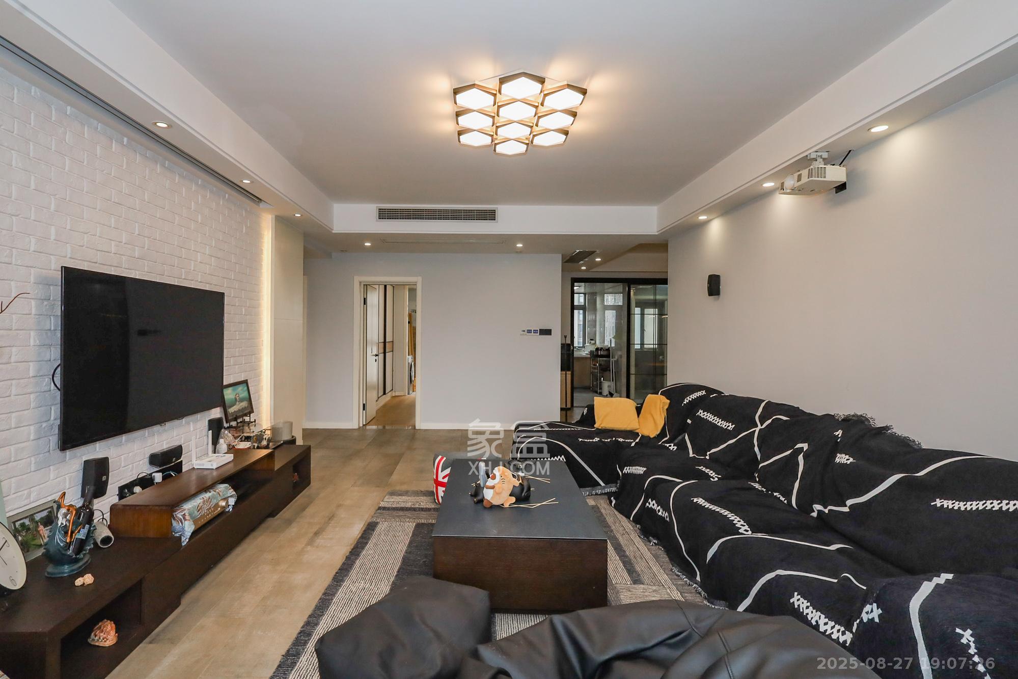 八方小区C区  1室0厅0卫    435.0万客厅