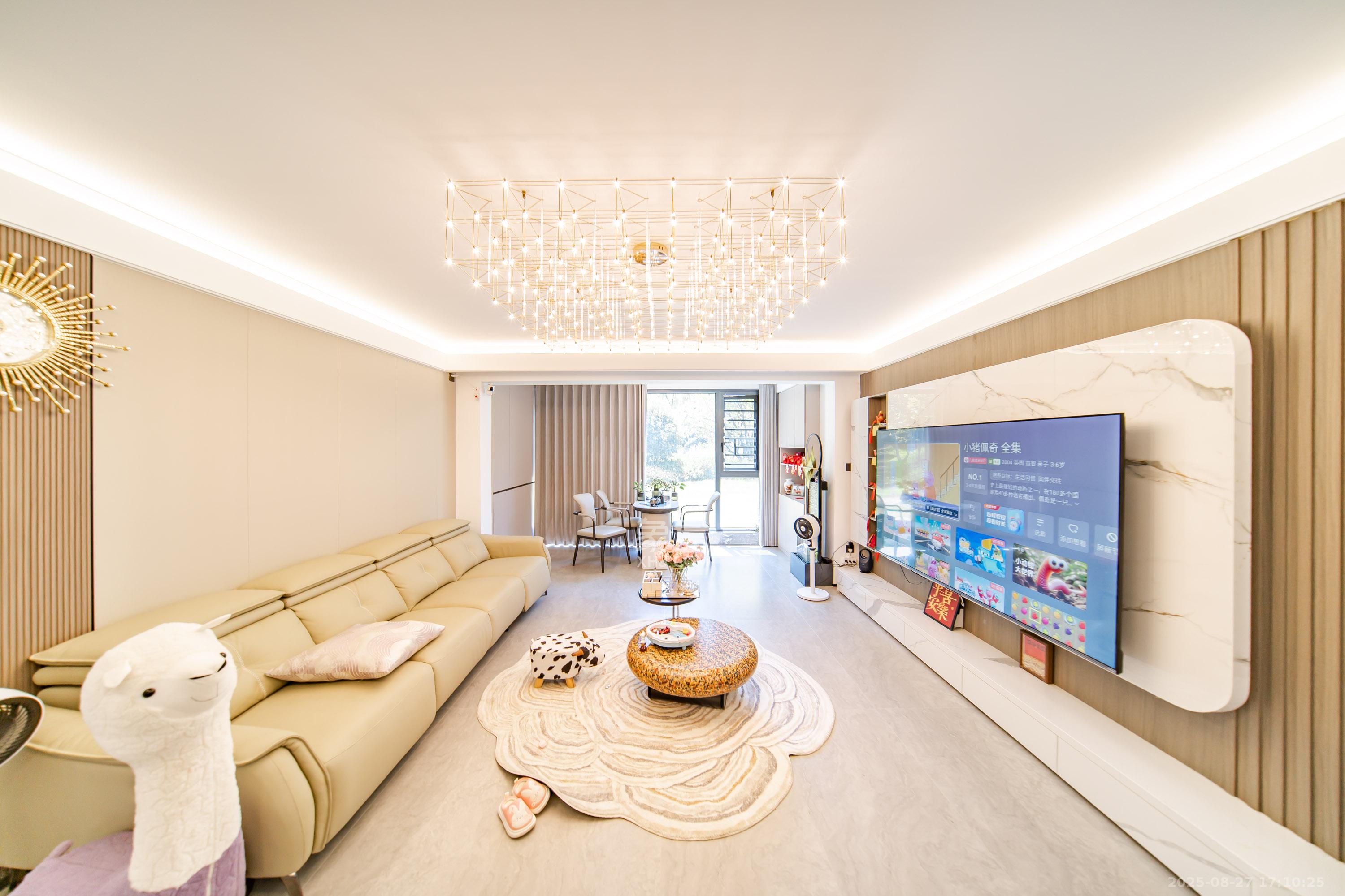 华润置地润樾府 4室2厅2卫 200.0万 华润置地润樾府 4室2厅2卫 200.0万客厅