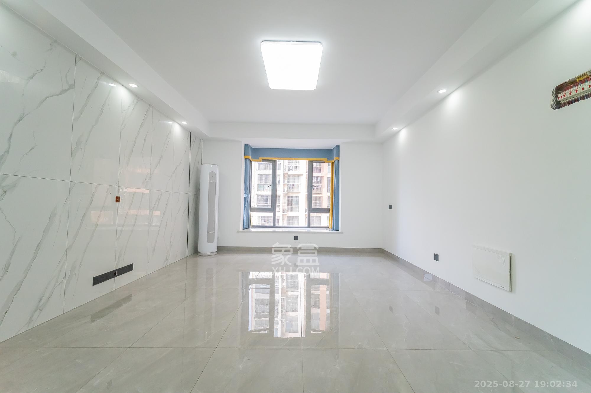 阳光丽景  3室2厅2卫    69.8万 阳光丽景  3室2厅2卫    69.8万客厅