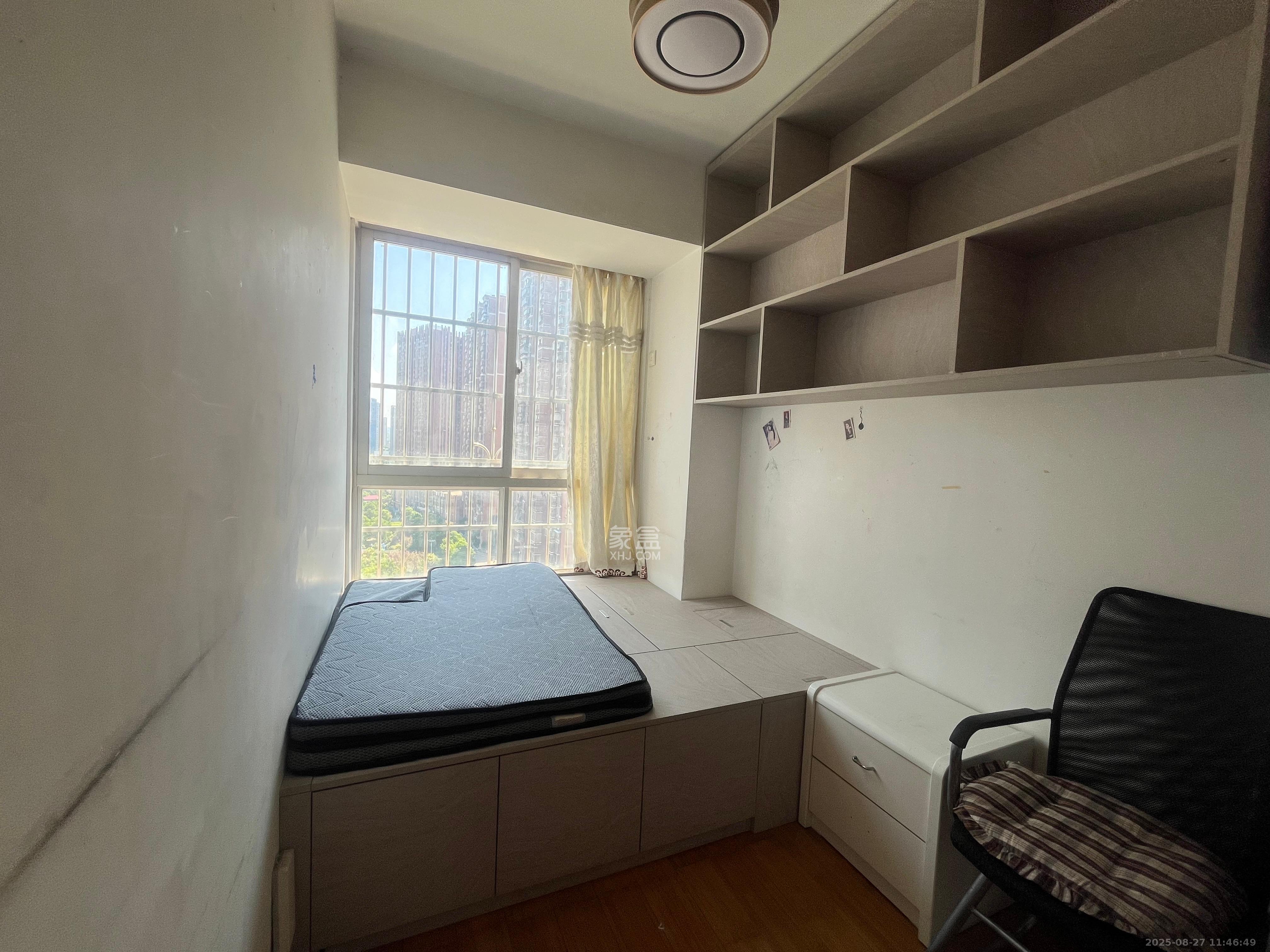 山水华景  3室2厅1卫    2300.0元/月室内图