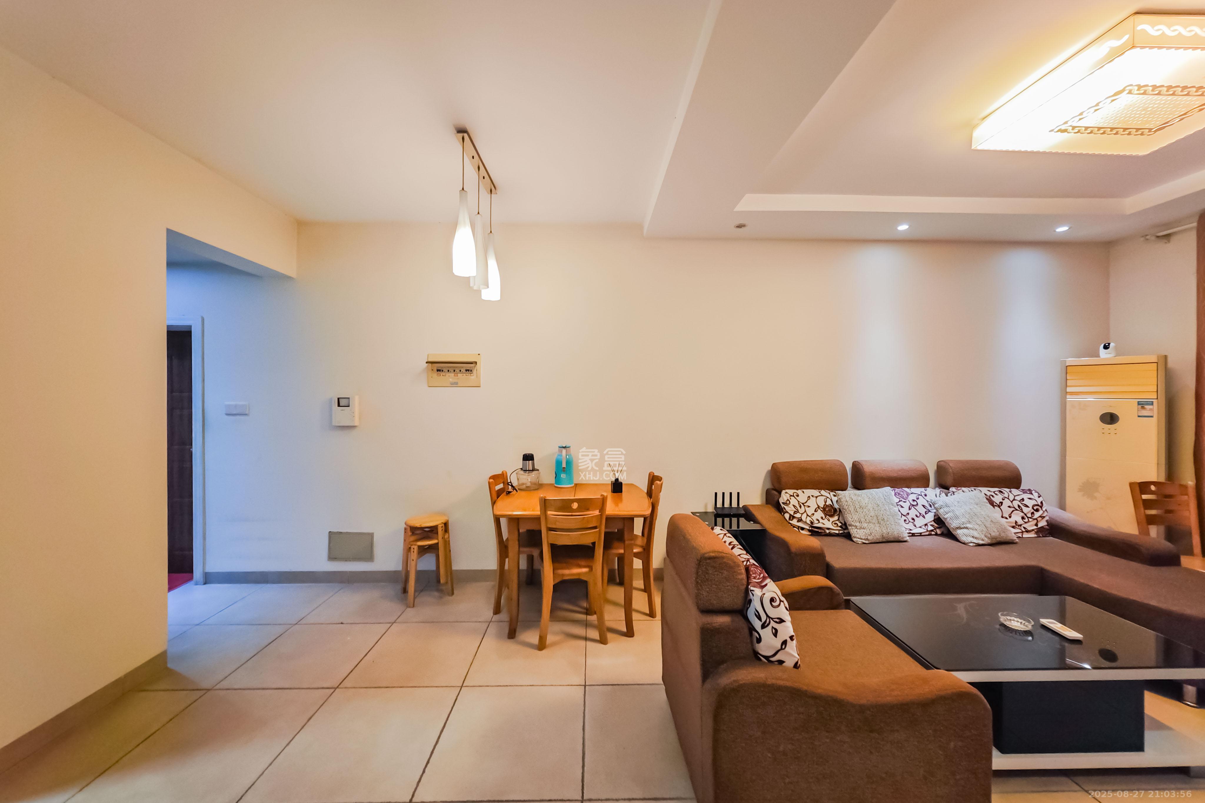 中城丽景香山园 2室2厅1卫 75.0万 中城丽景香山园 2室2厅1卫 75.0万客厅