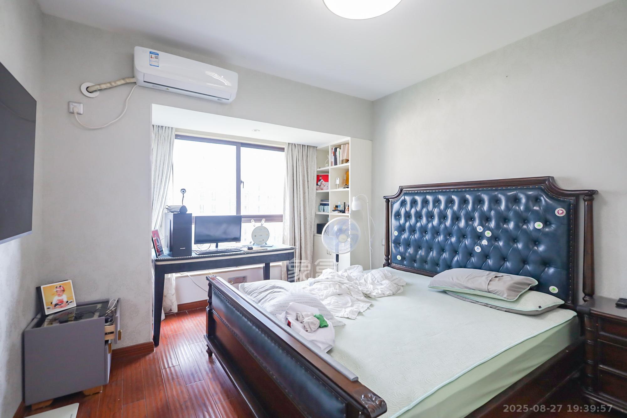 绿地中央广场  3室2厅1卫    145.0万卧室