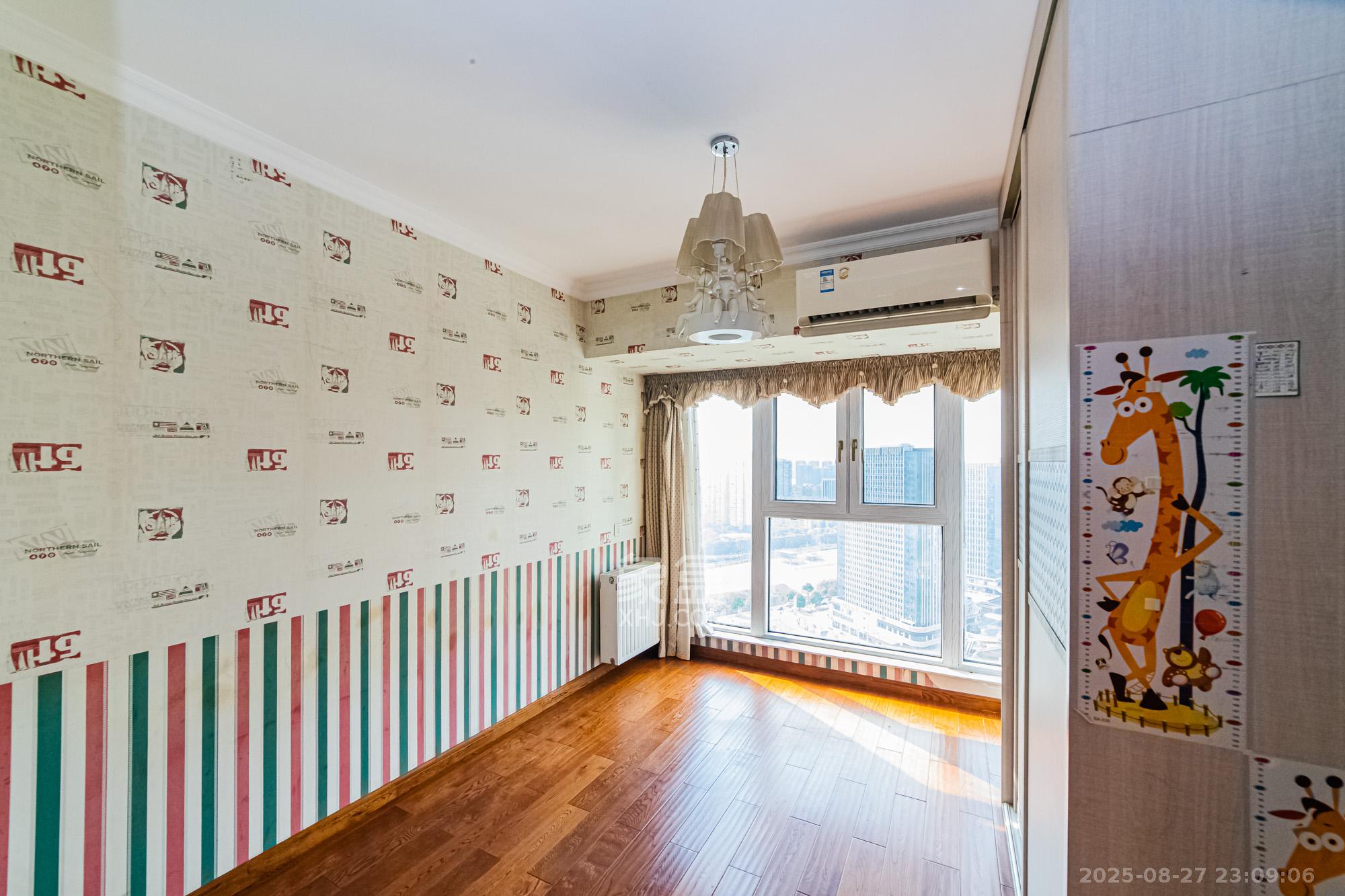 万科城  4室2厅2卫    115.0万卧室