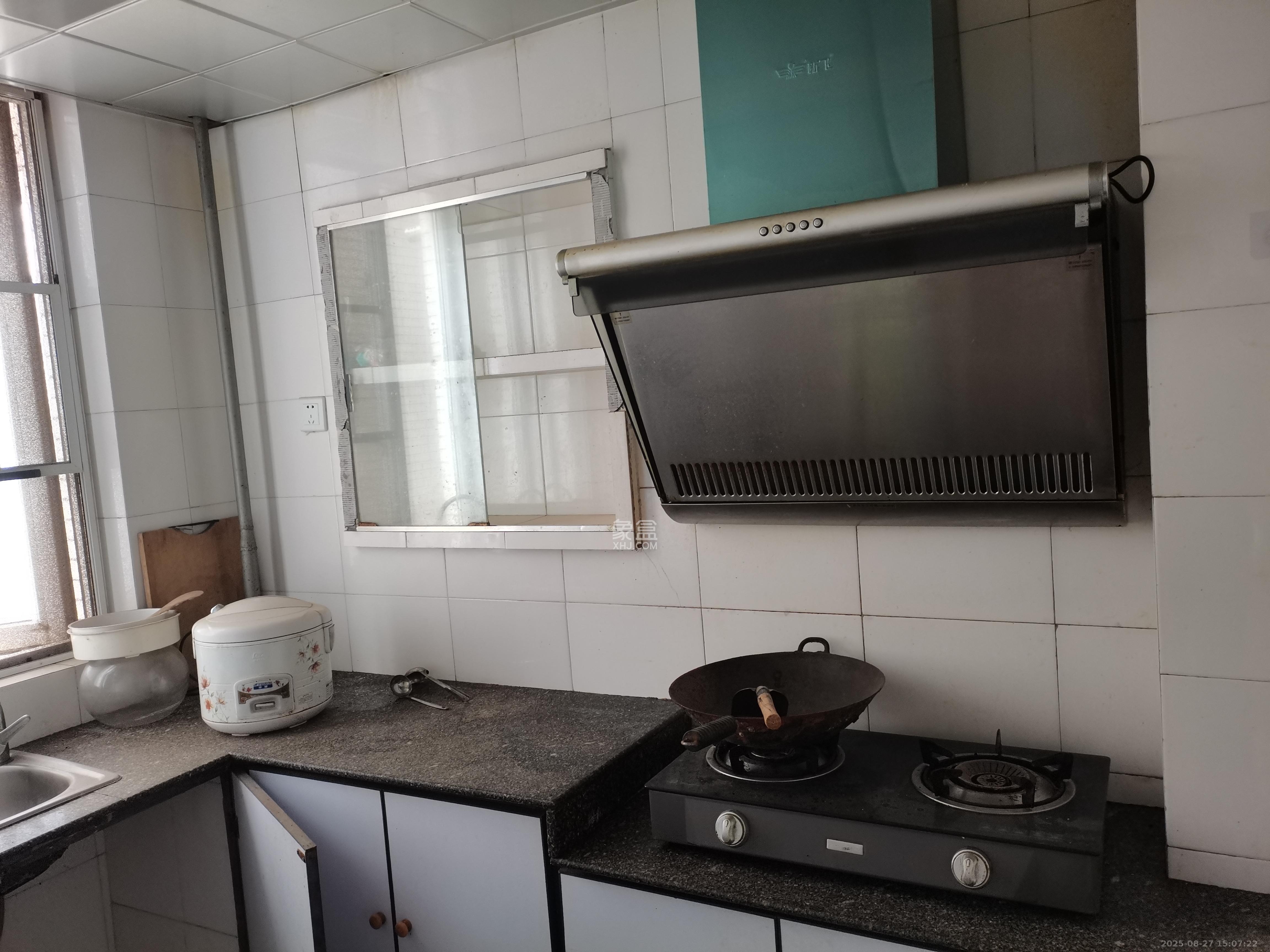 长房凤凰佳园  1室1厅1卫    1300.0元/月室内图