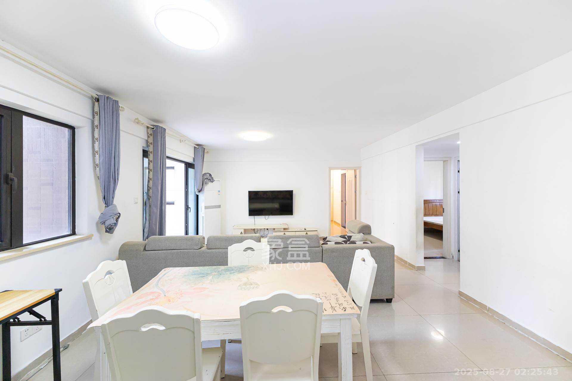 时代倾城三期  3室2厅1卫    92.8万 时代倾城三期  3室2厅1卫    92.8万客厅