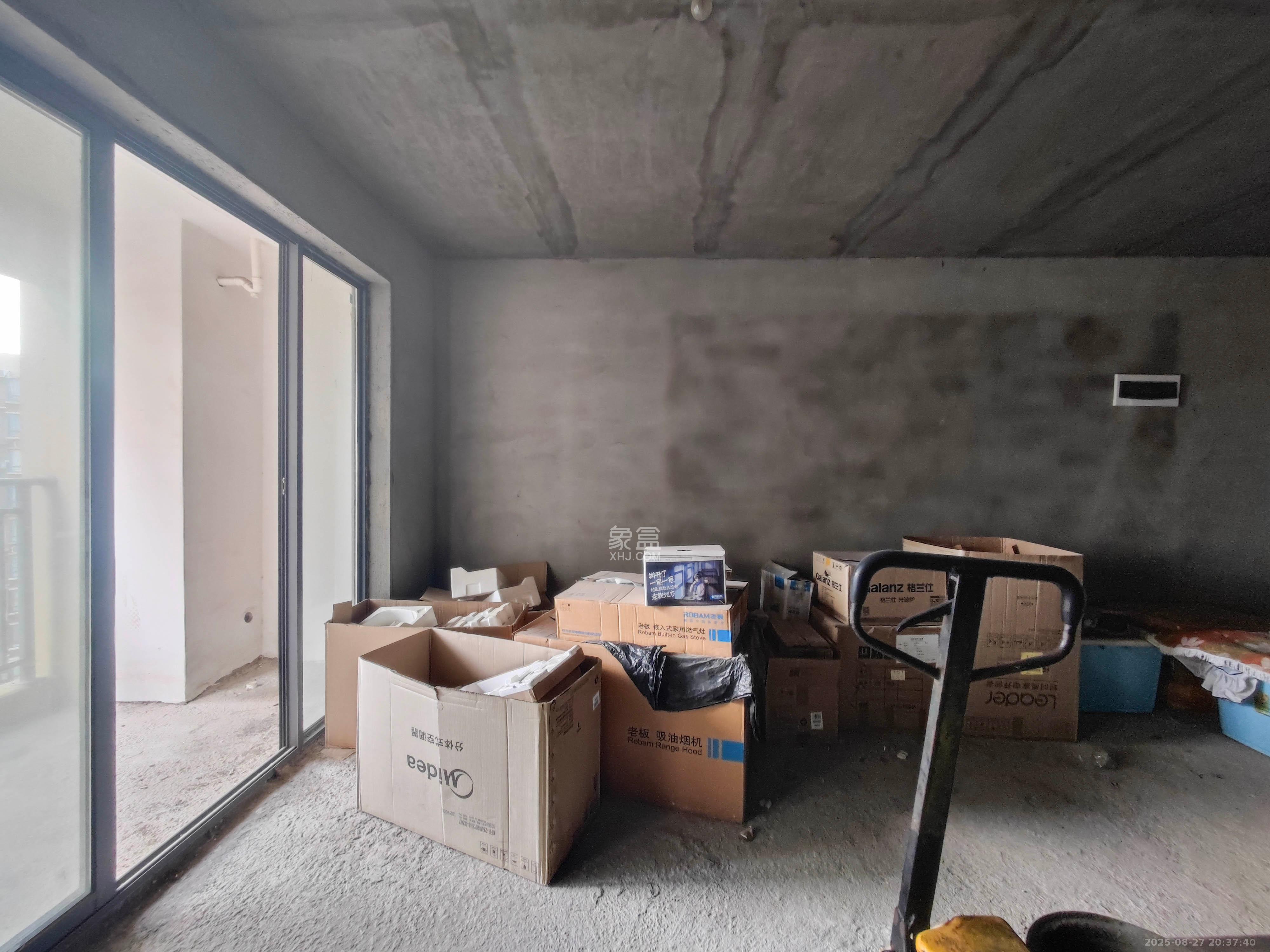 西湖鸿运佳苑 1室0厅0卫 75.0万 西湖鸿运佳苑 1室0厅0卫 75.0万客厅