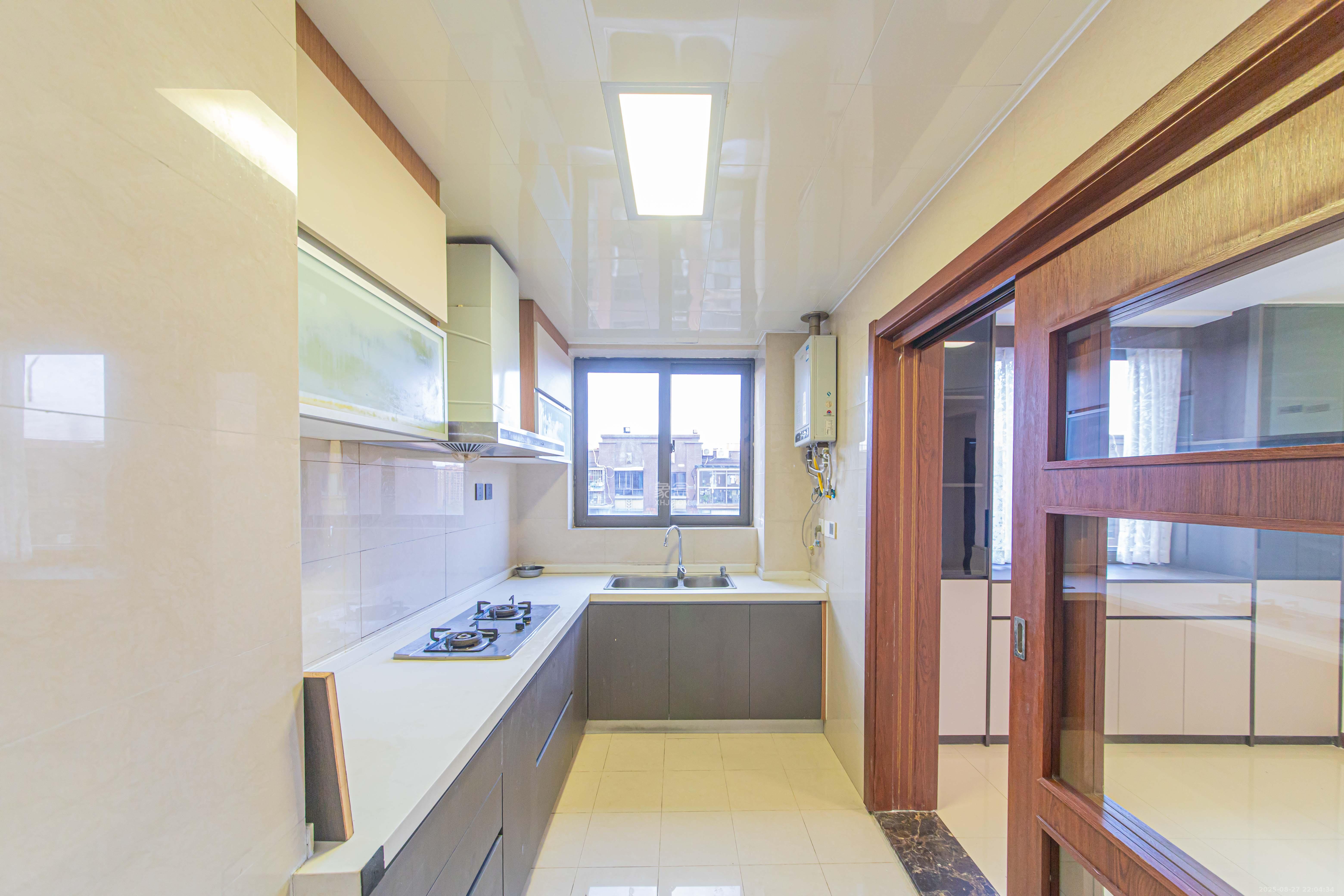 绿地公馆(绿地名邸)  4室2厅3卫    205.0万 绿地公馆(绿地名邸)  4室2厅3卫    205.0万厨房