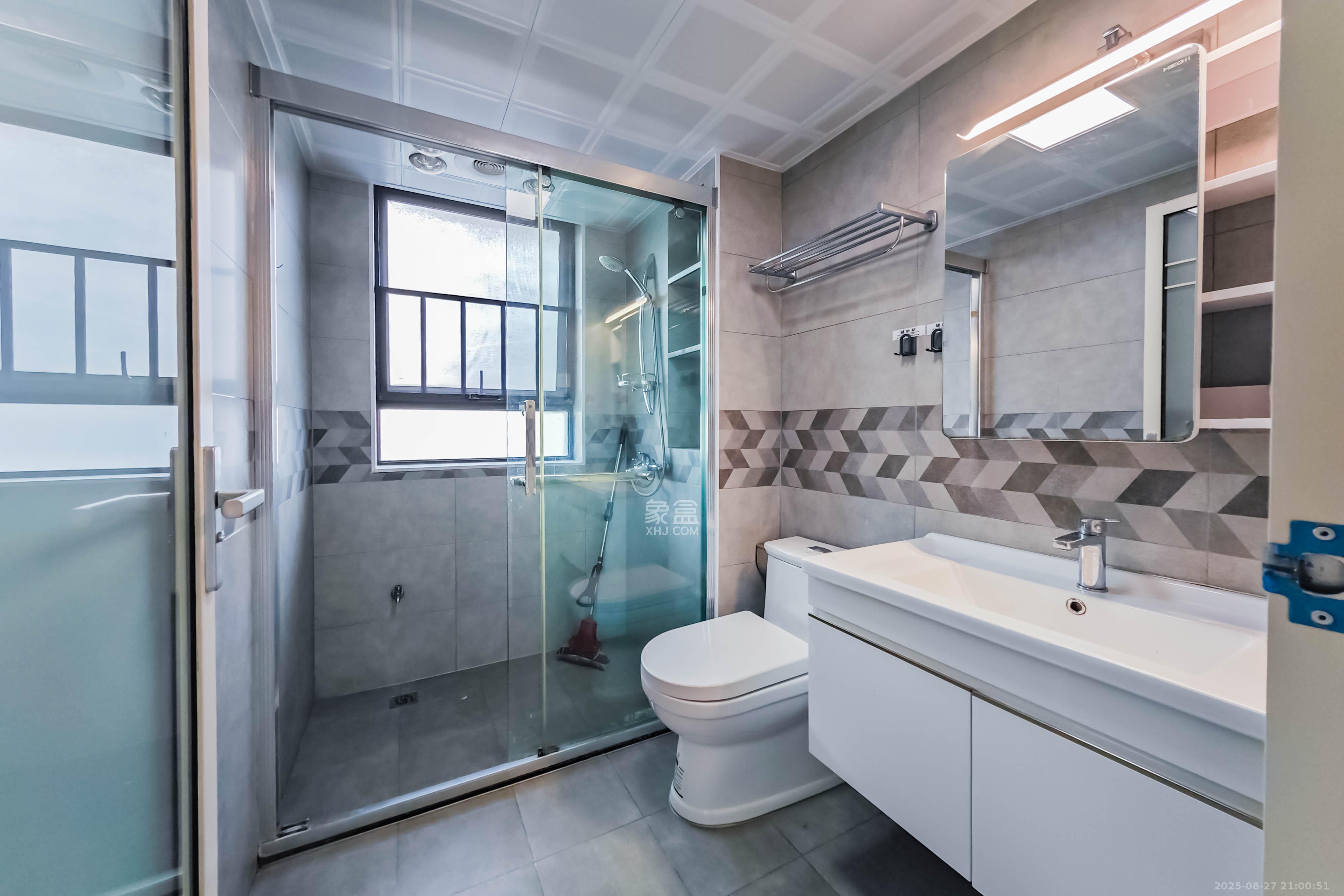 京武浪琴山一、二期 2室2厅1卫 140.0万 京武浪琴山一、二期 2室2厅1卫 140.0万卫生间