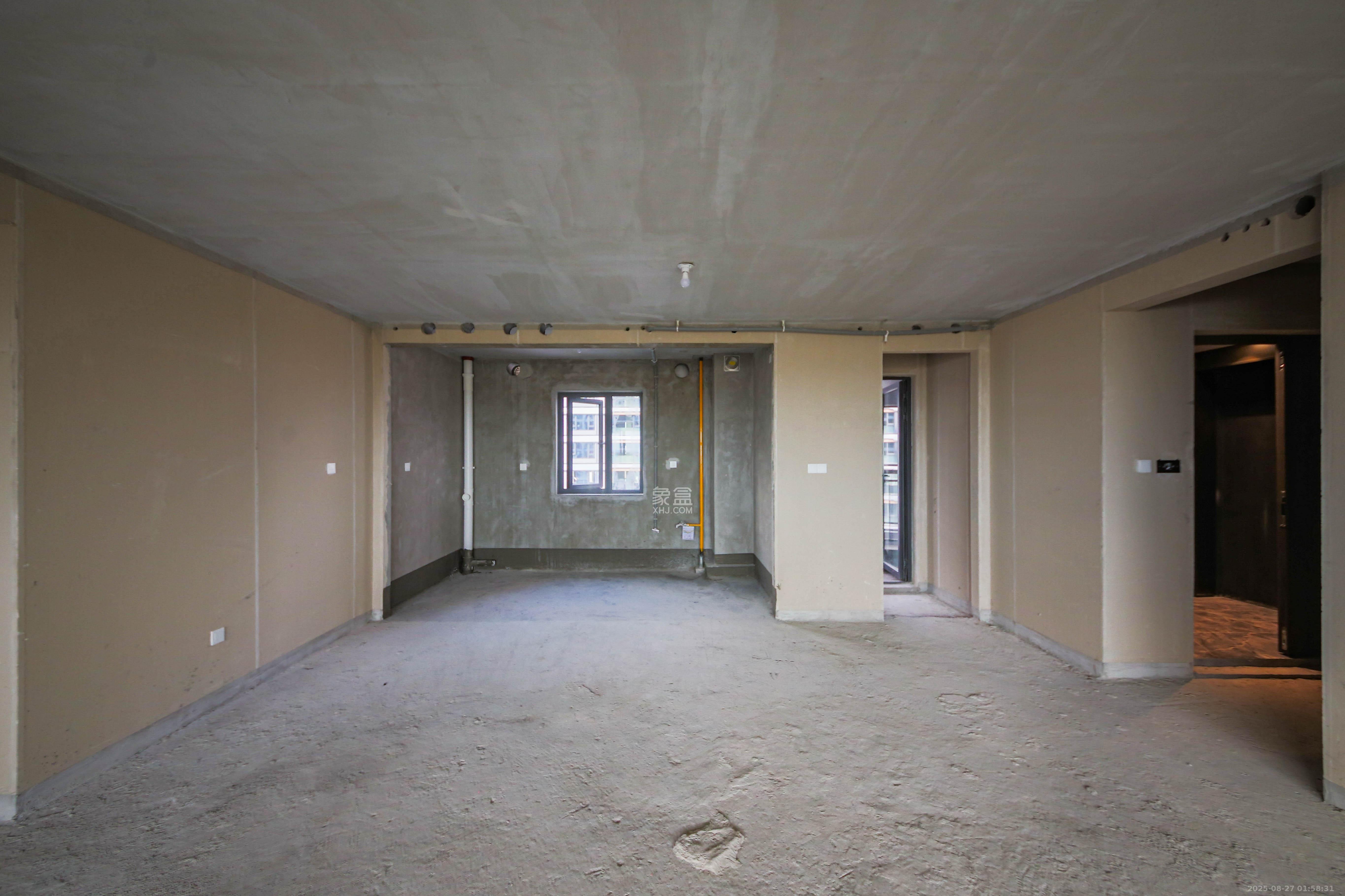 龙湖云河颂  4室2厅3卫    265.0万 龙湖云河颂  4室2厅3卫    265.0万客厅