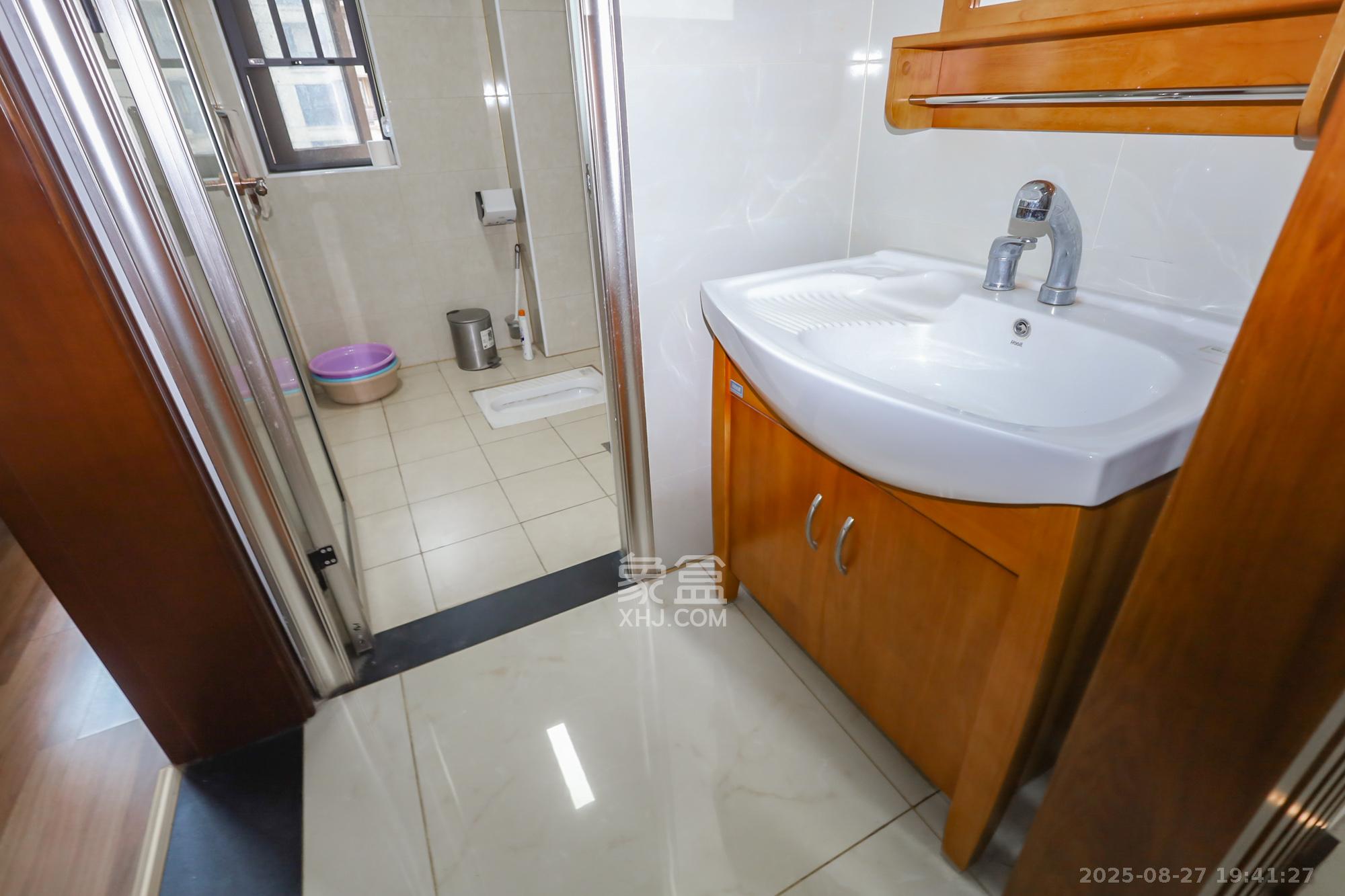 保利西海岸B区  3室2厅1卫    125.0万 保利西海岸B区  3室2厅1卫    125.0万卫生间