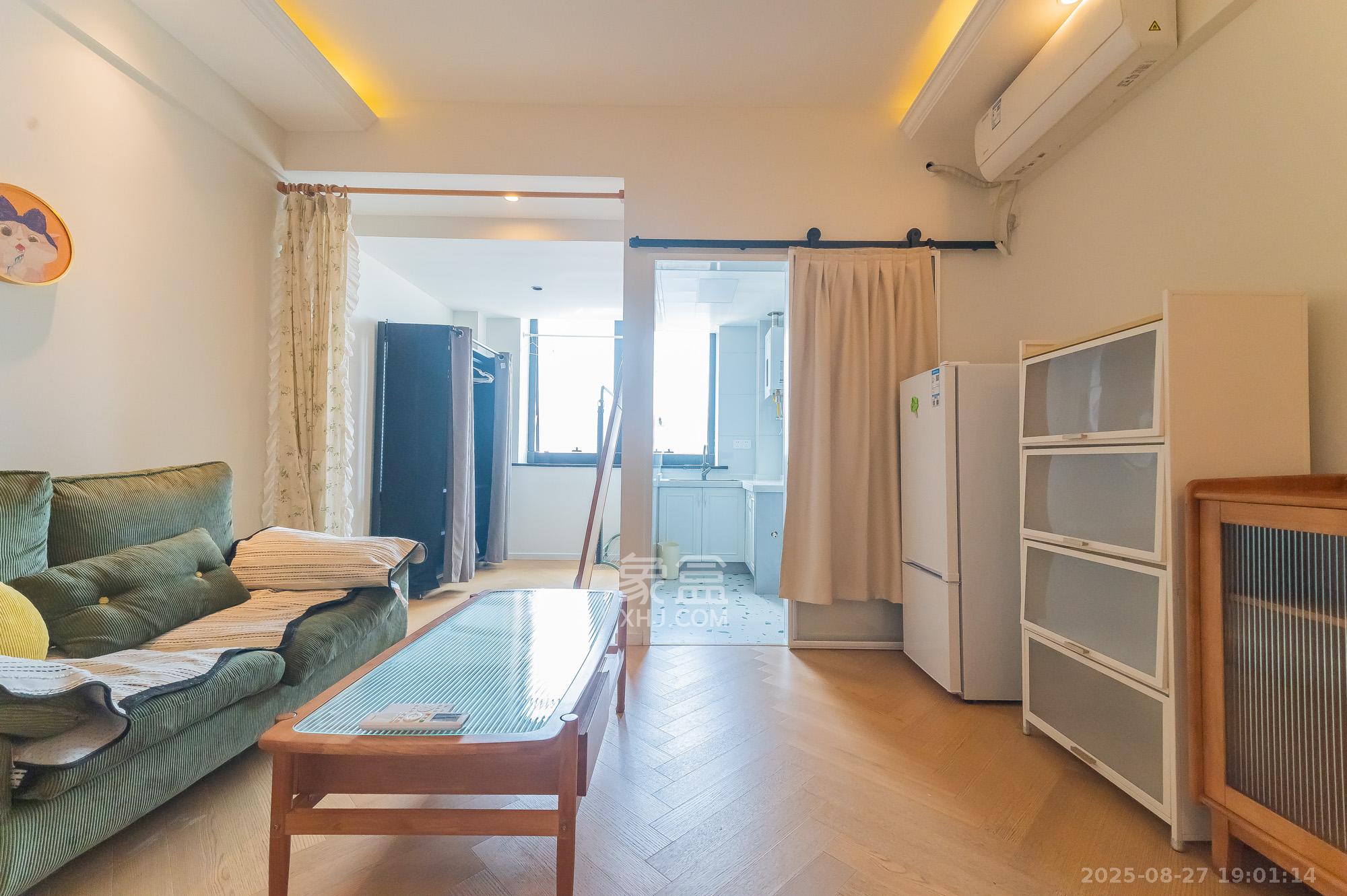 未来漫城  1室1厅1卫    32.8万 未来漫城  1室1厅1卫    32.8万客厅