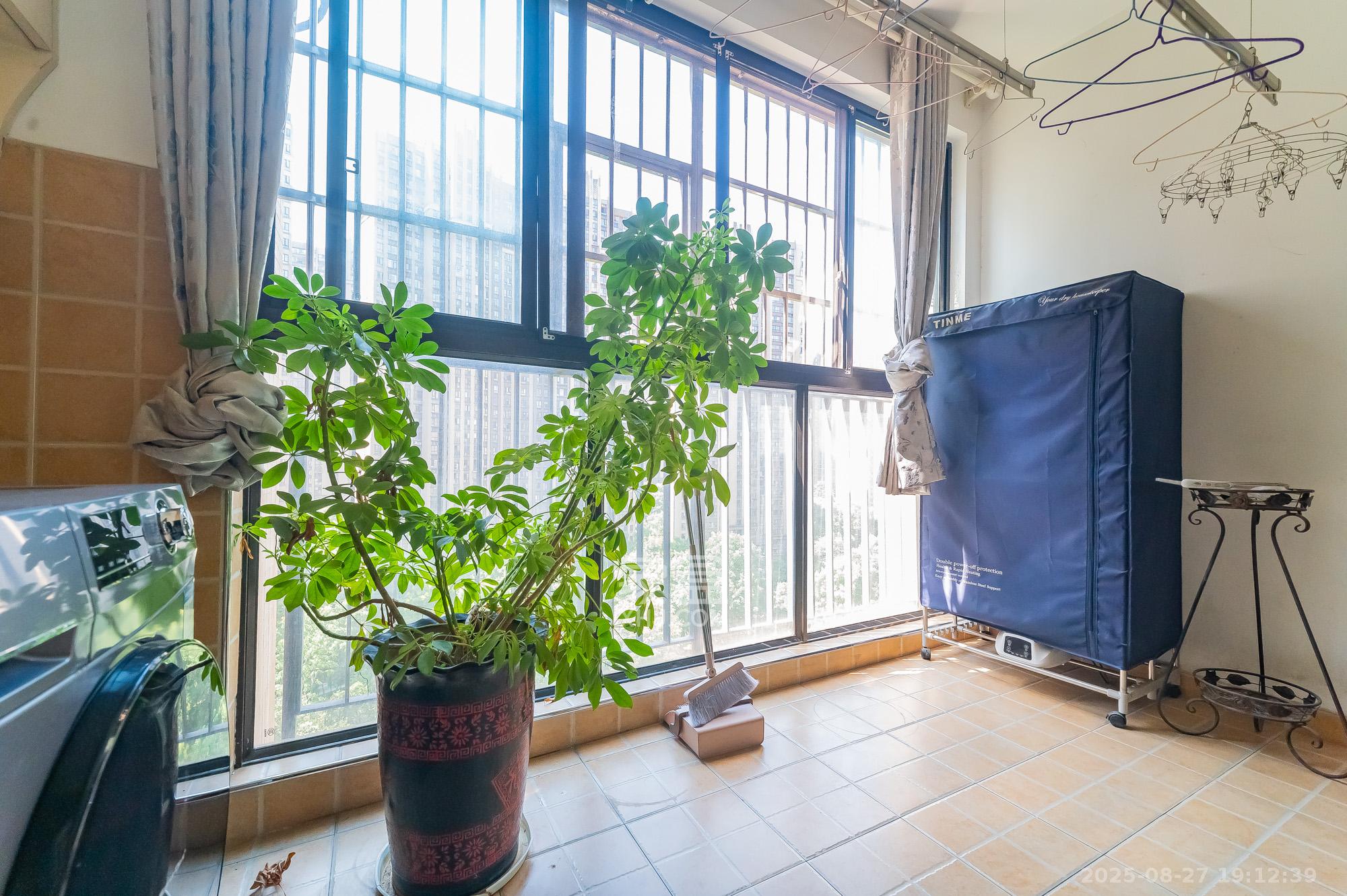 华润凤凰城三期  3室2厅1卫   80.00万阳台