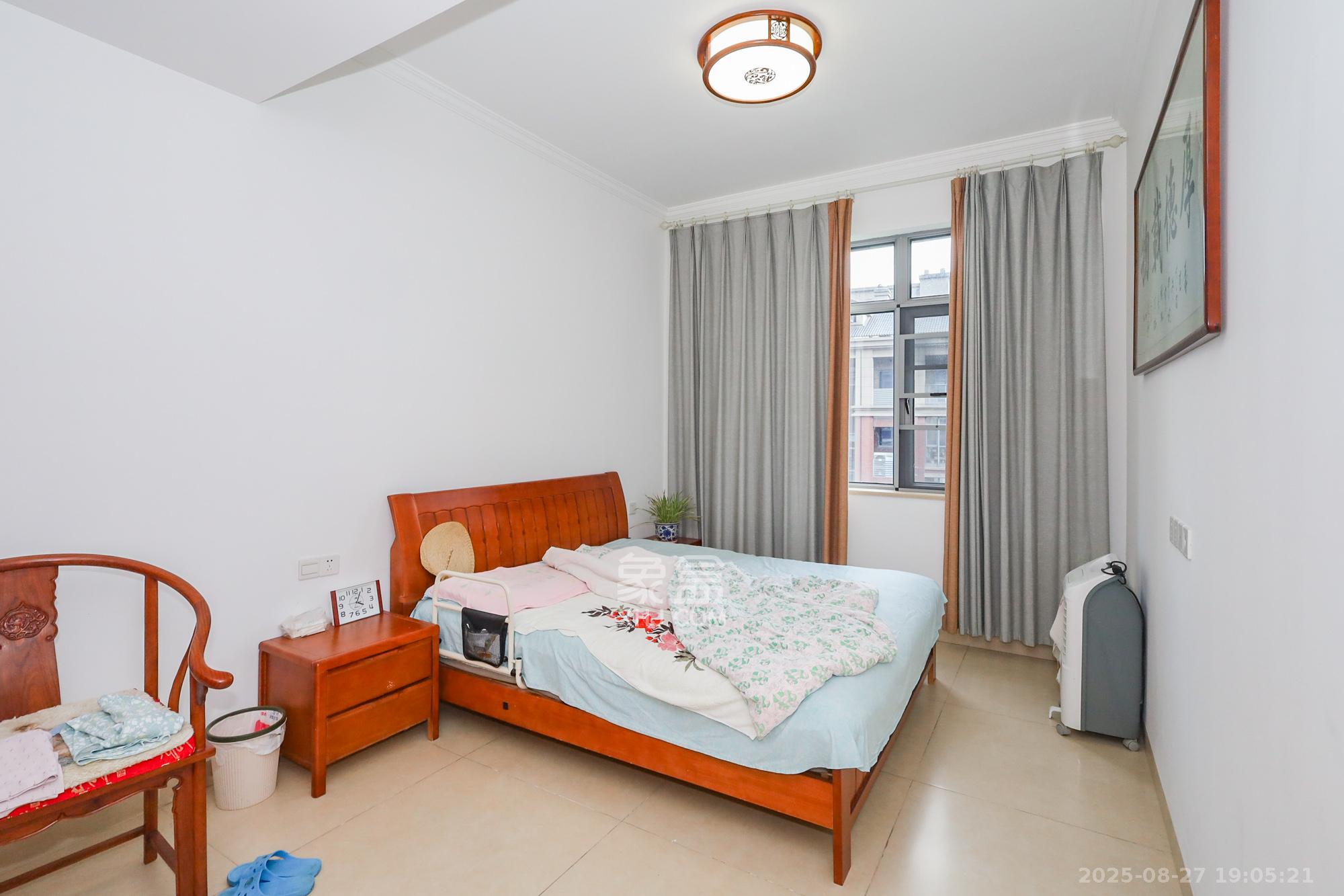 八方小区B区  5室2厅3卫    1099.0万 八方小区B区  5室2厅3卫    1099.0万卧室