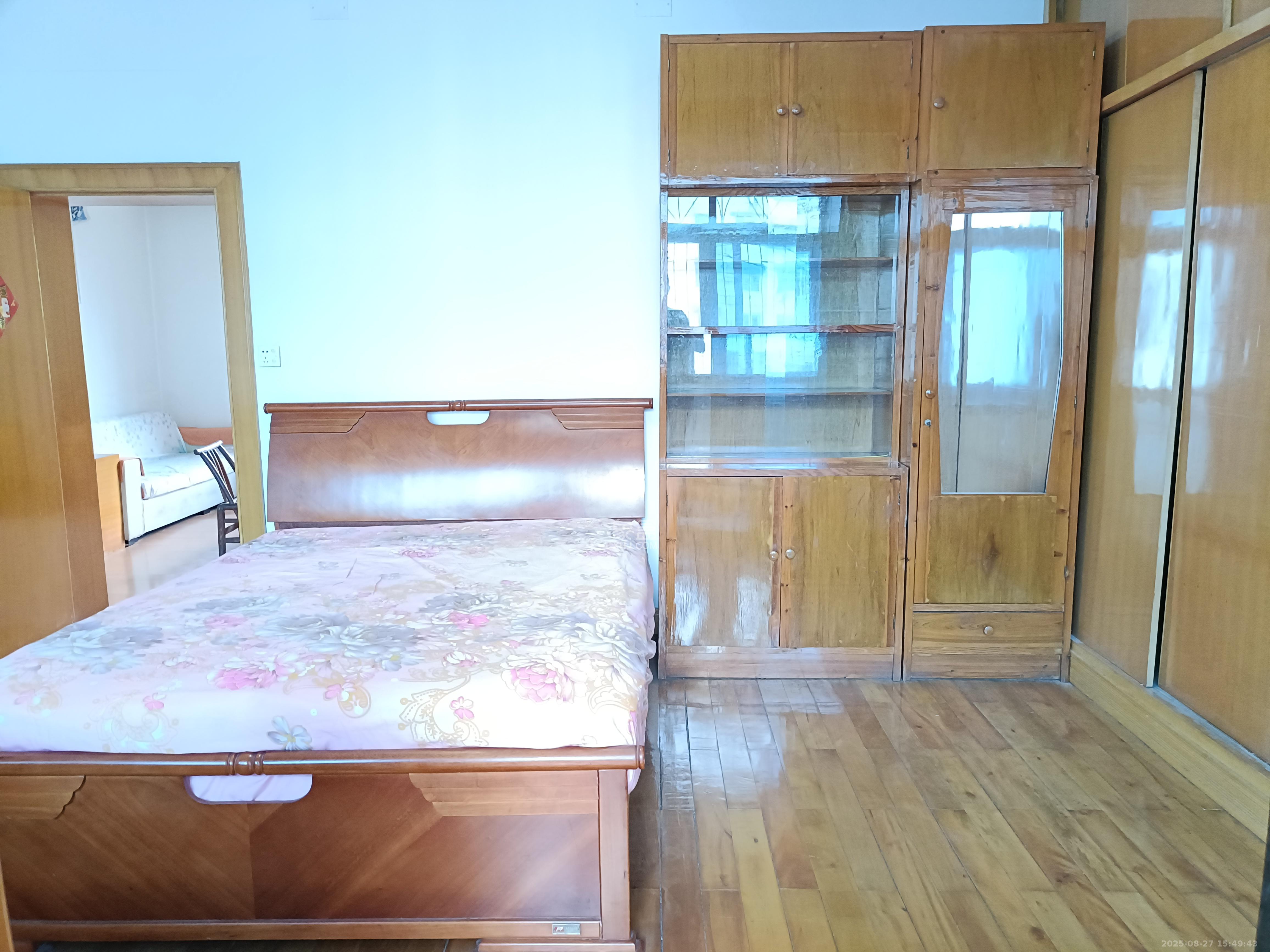 德雅路电影公司宿舍  2室2厅1卫    2000.0元/月 德雅路电影公司宿舍  2室2厅1卫    2000.0元/月室内图