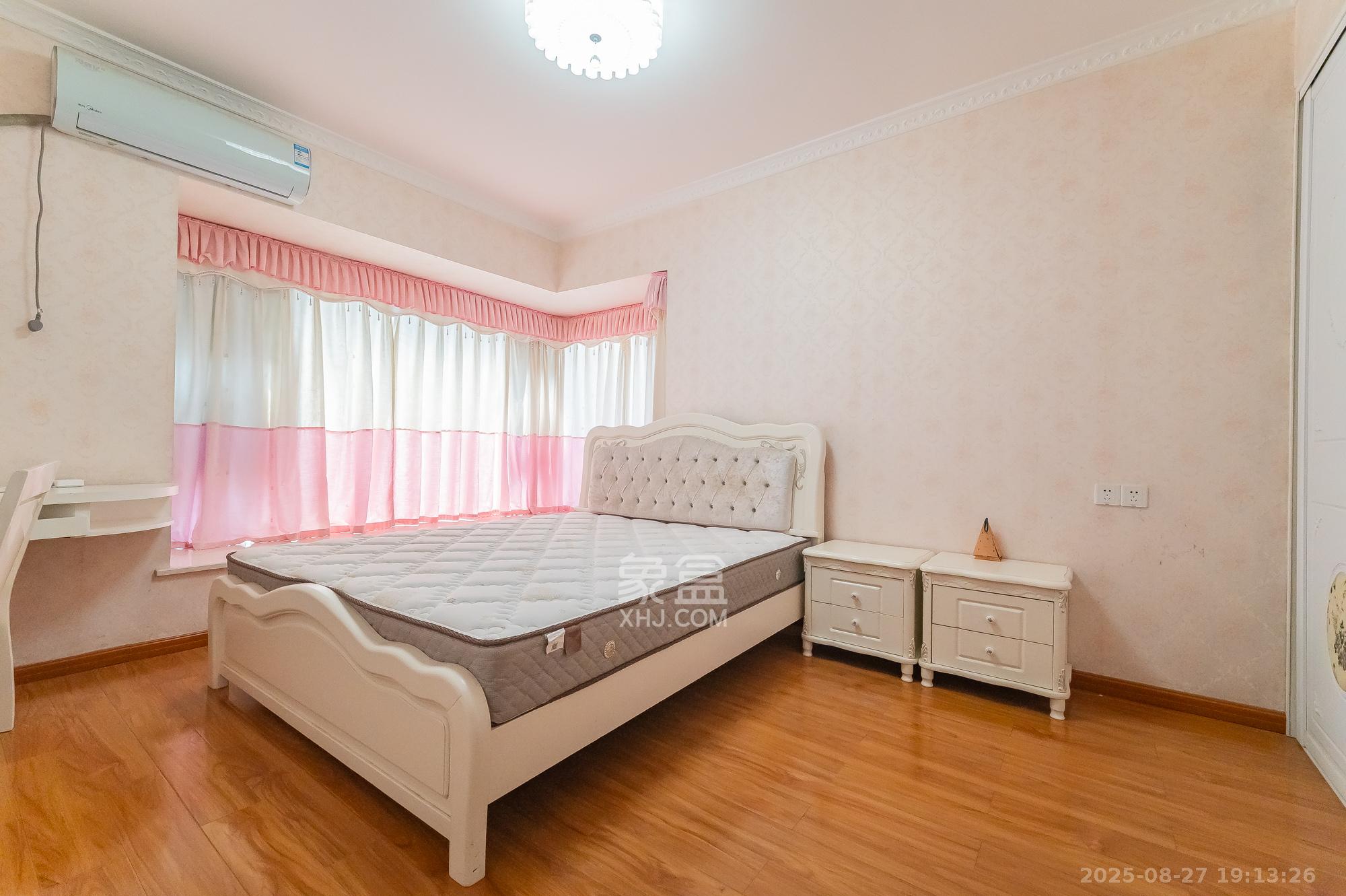 蓝山郡  4室2厅2卫    89.8万 蓝山郡  4室2厅2卫    89.8万卧室