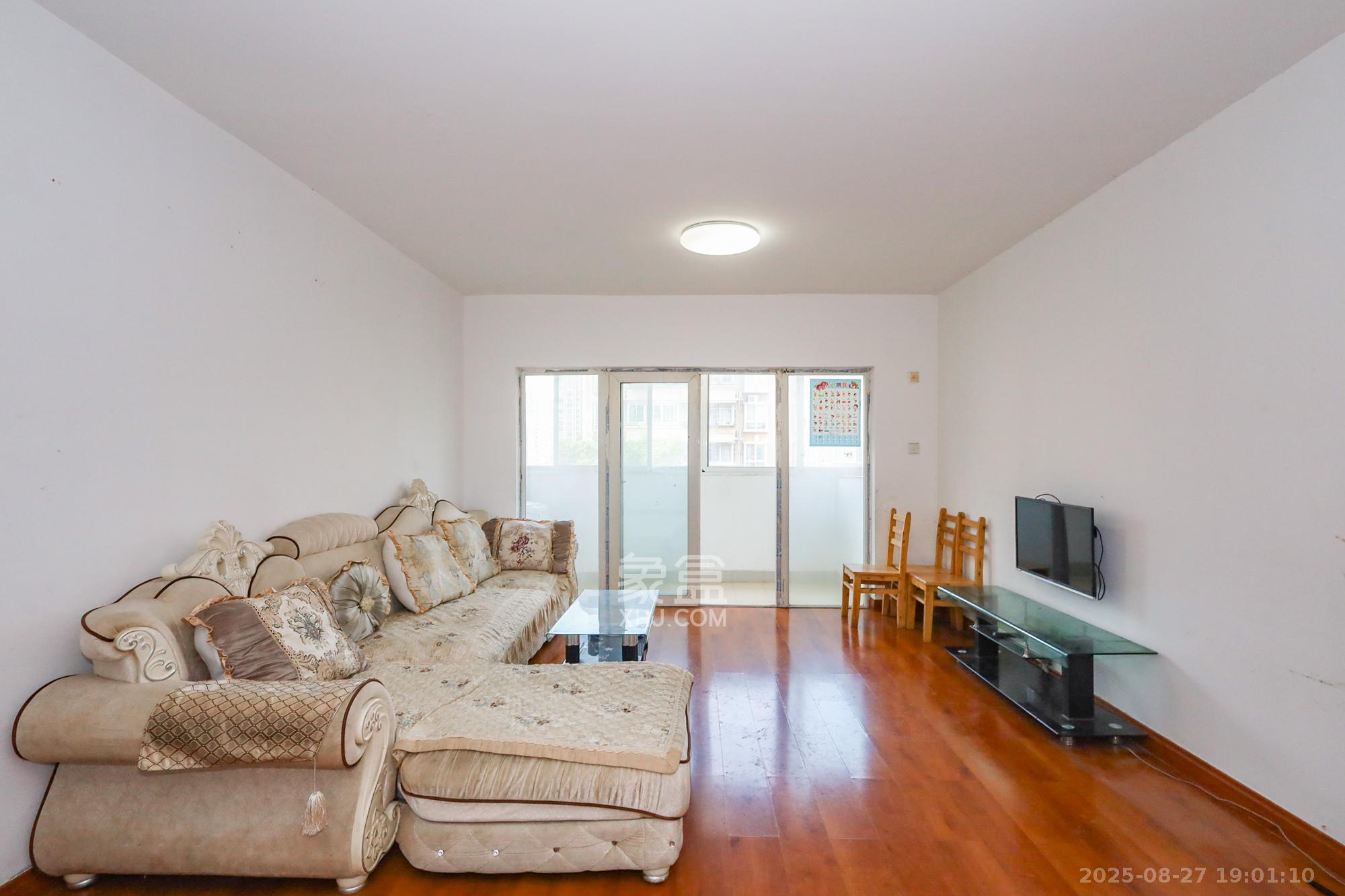 德润园 2室2厅1卫 53.0万 德润园 2室2厅1卫 53.0万客厅