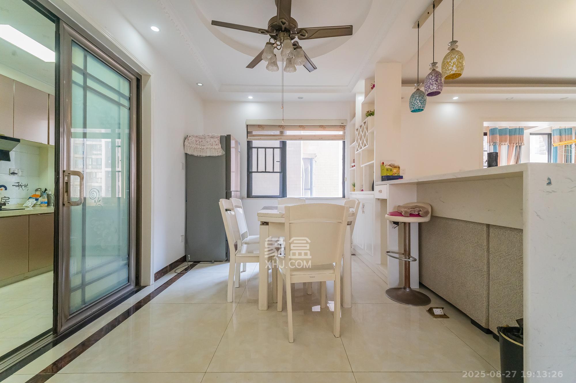 蓝山郡  4室2厅2卫    89.8万 蓝山郡  4室2厅2卫    89.8万客厅