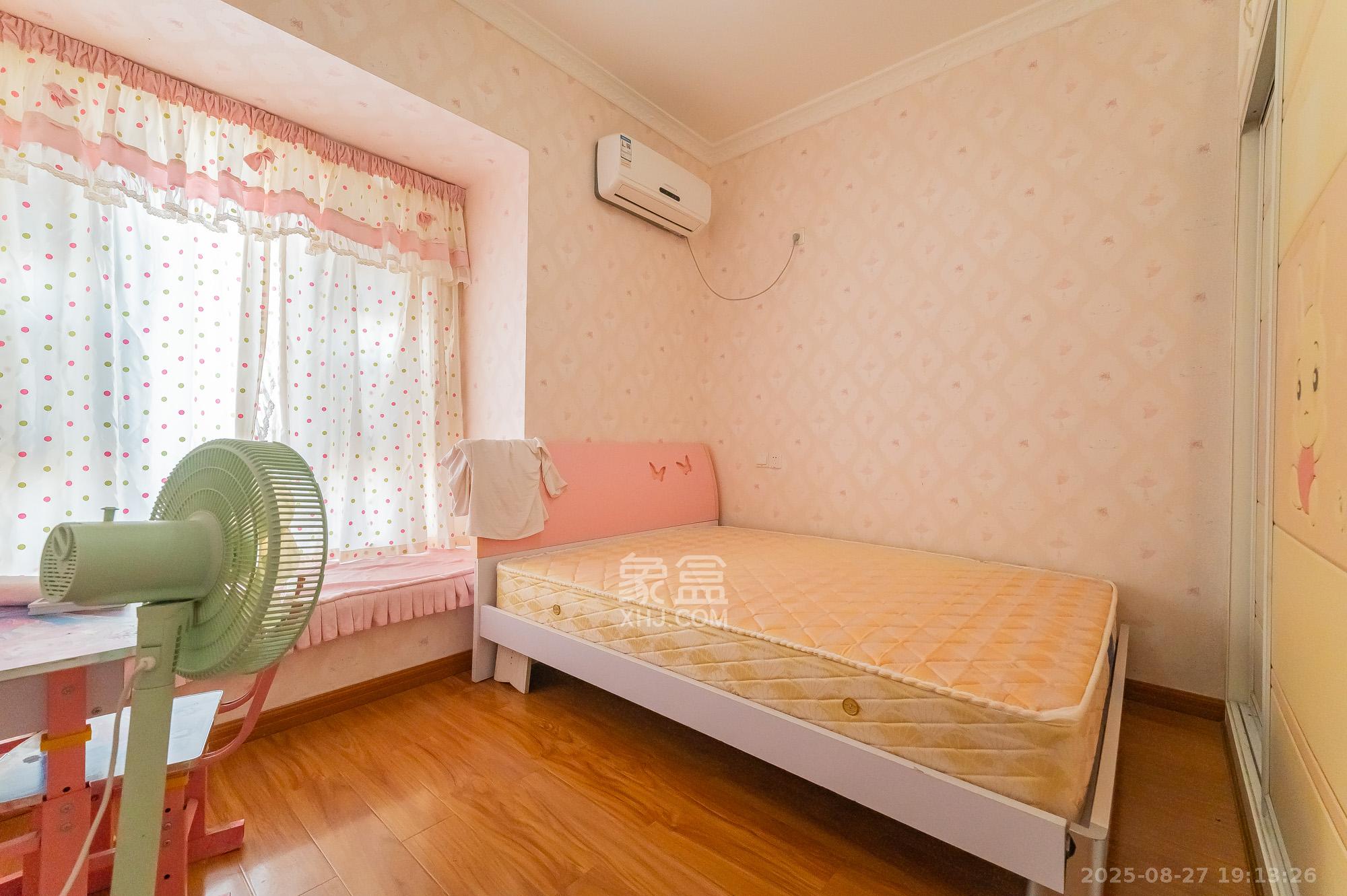 蓝山郡  4室2厅2卫    89.8万 蓝山郡  4室2厅2卫    89.8万卧室