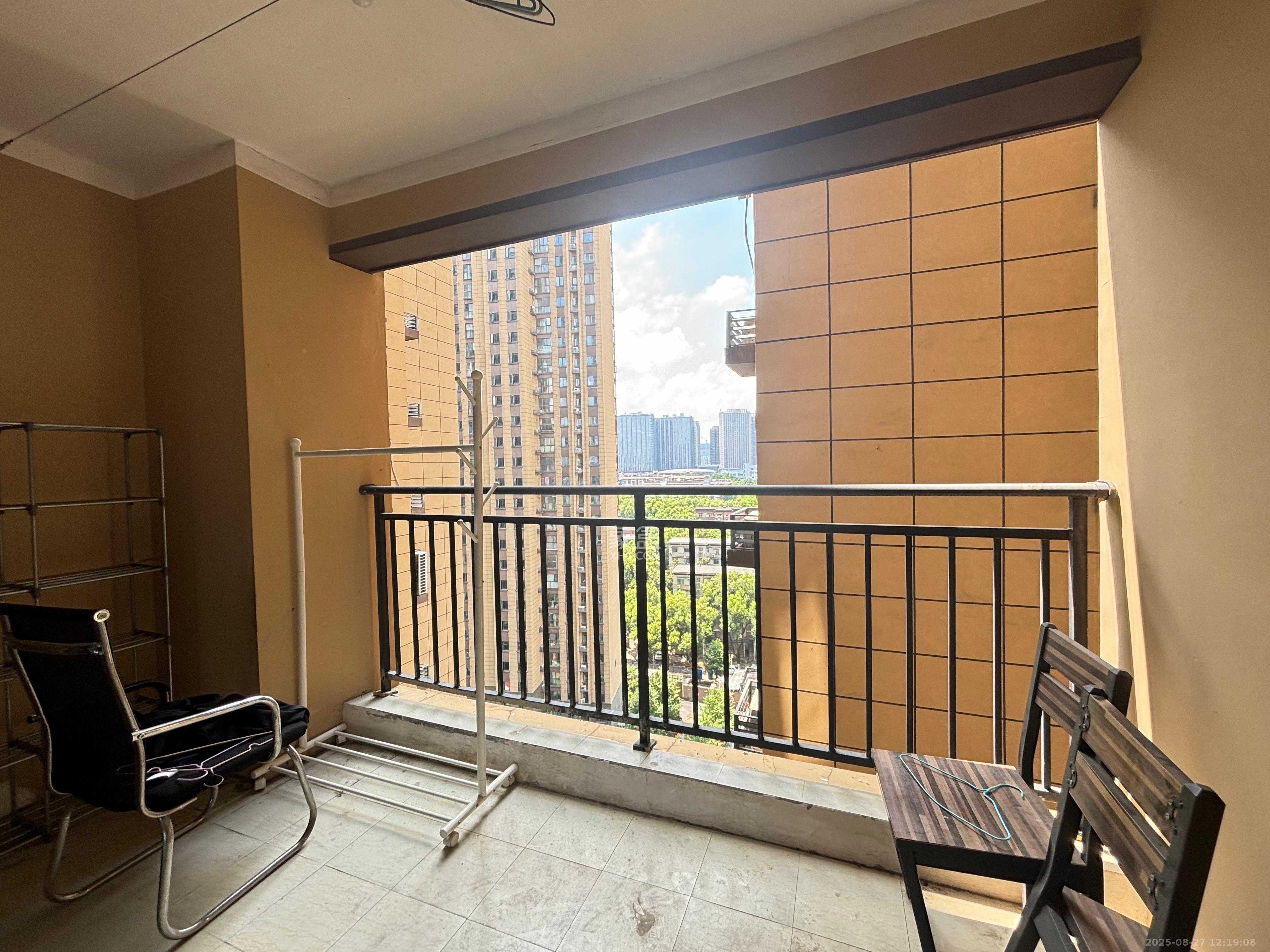 荣盛花语书苑 3室2厅2卫 2700.0元/月 荣盛花语书苑 3室2厅2卫 2700.0元/月室内图