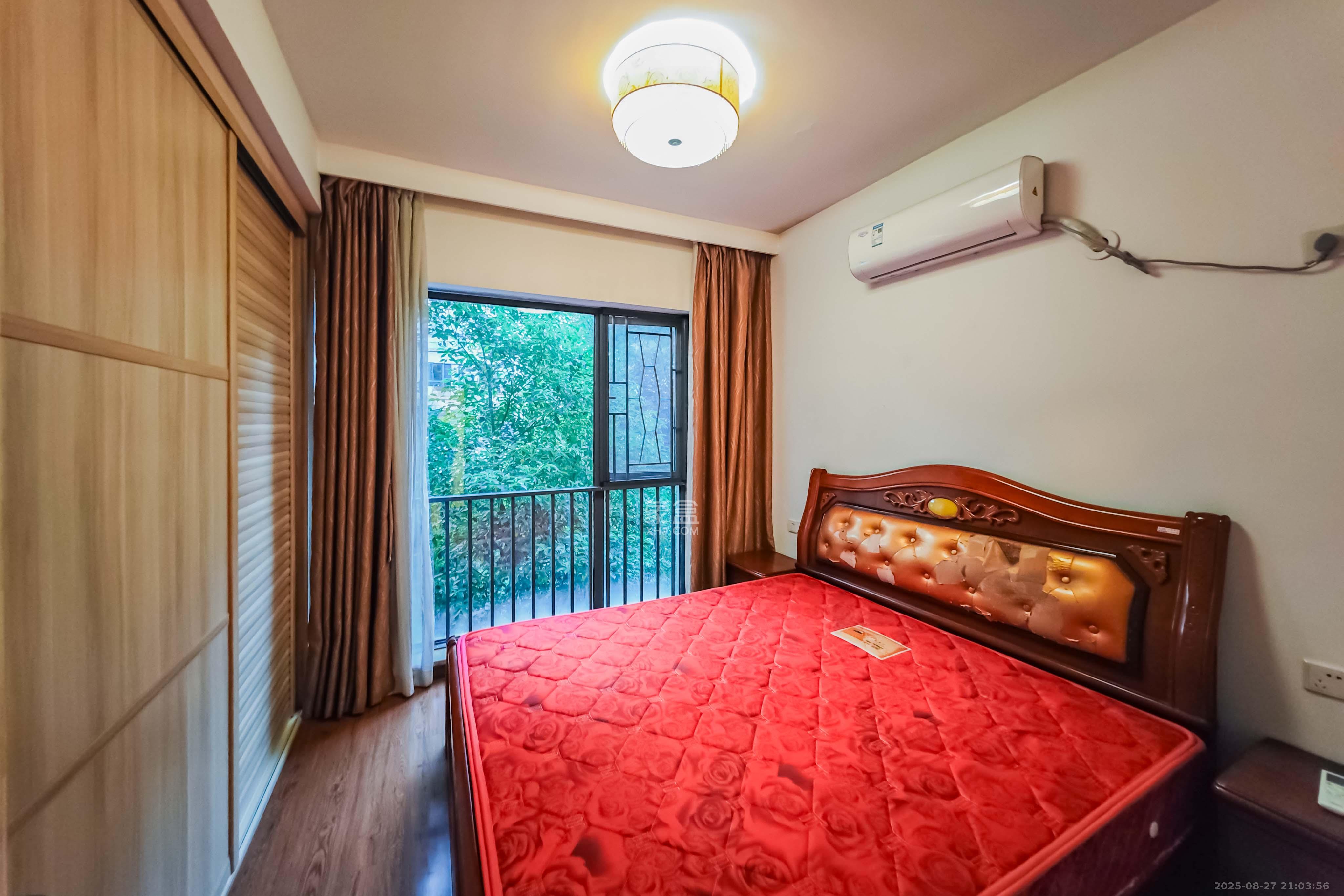 中城丽景香山园  2室2厅1卫    75.0万卧室