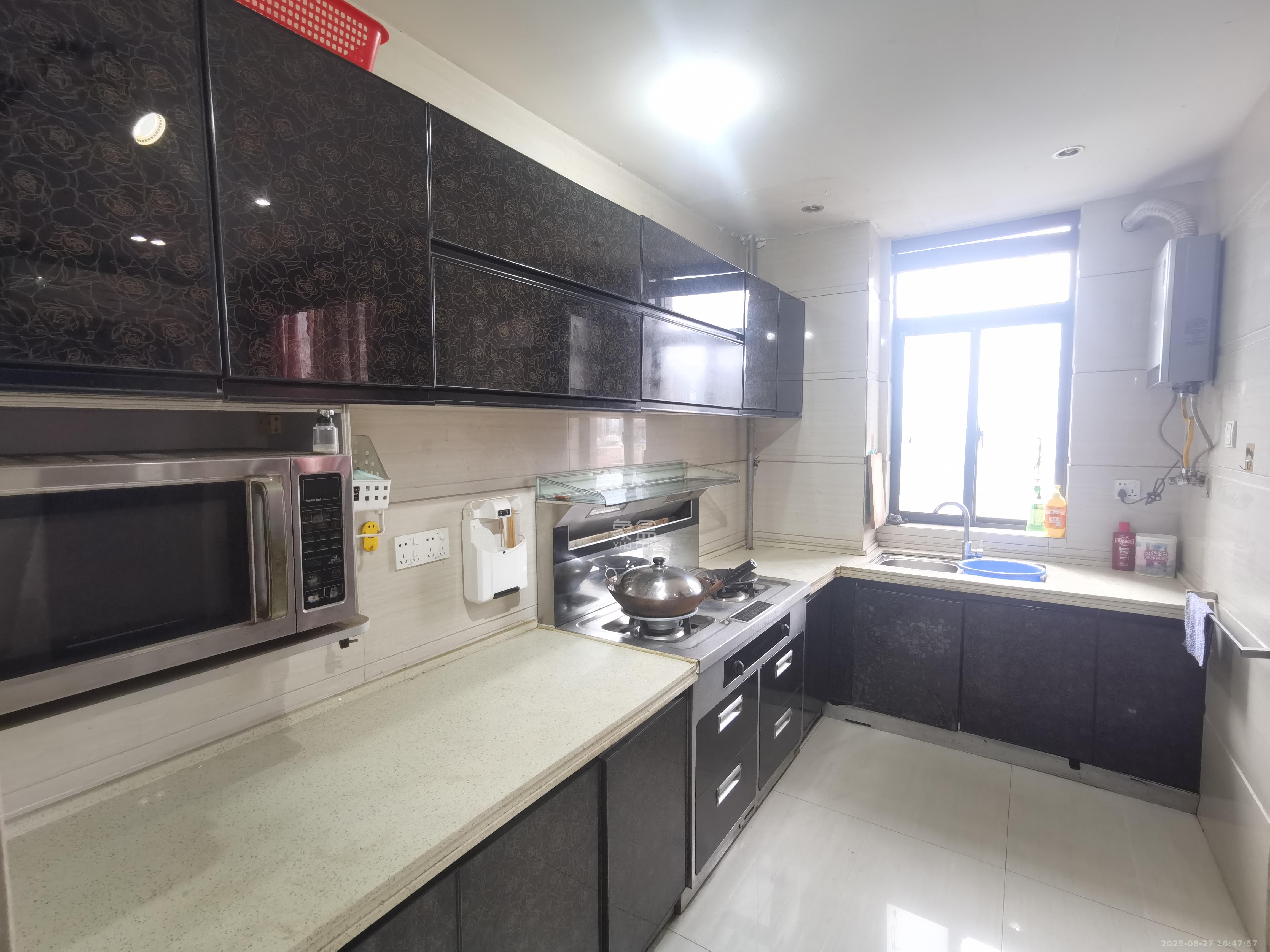 纳帕溪谷 3室2厅2卫 1600.0元/月 纳帕溪谷 3室2厅2卫 1600.0元/月室内图