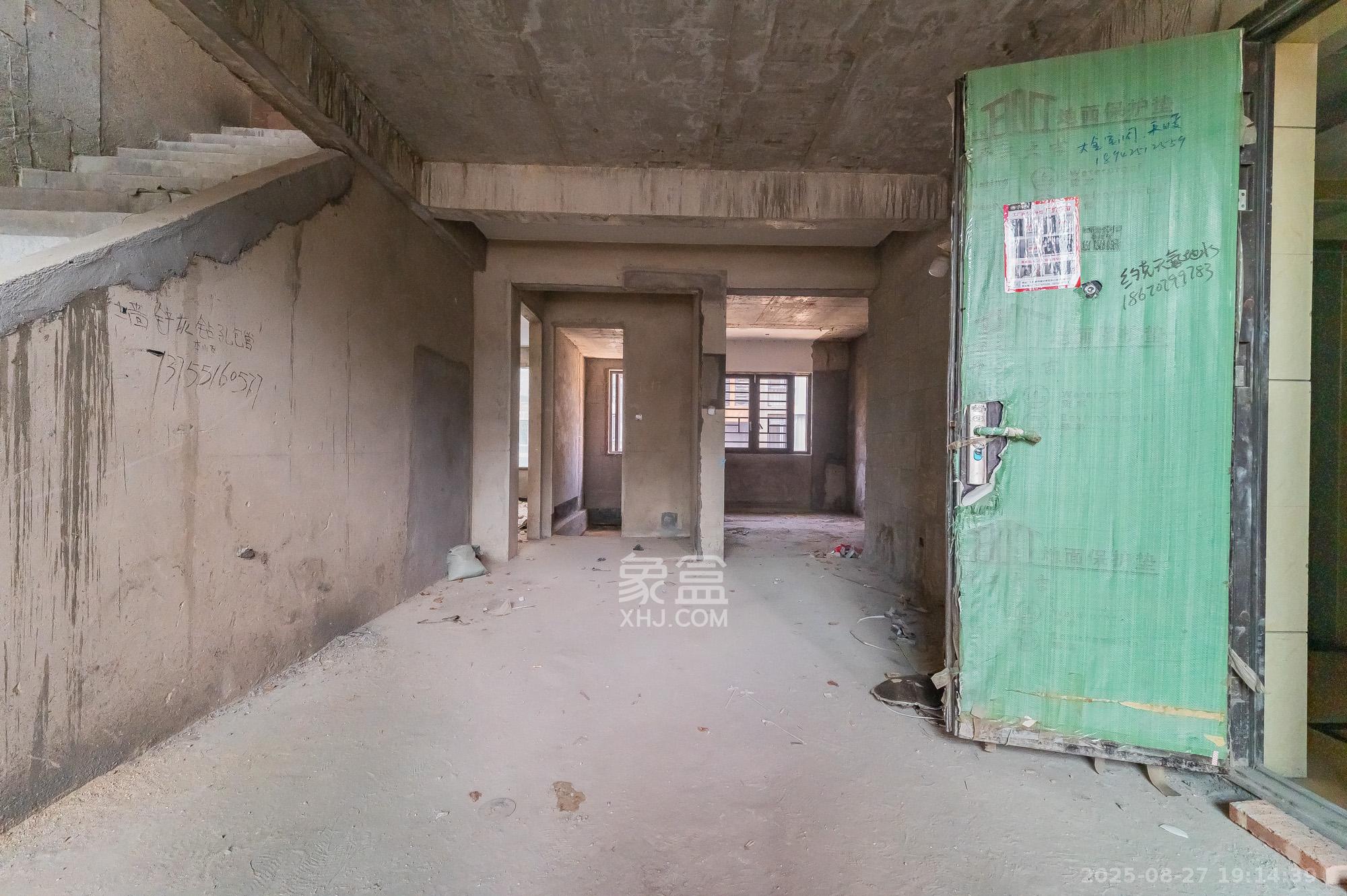 海伦春天  5室2厅2卫    228.0万客厅