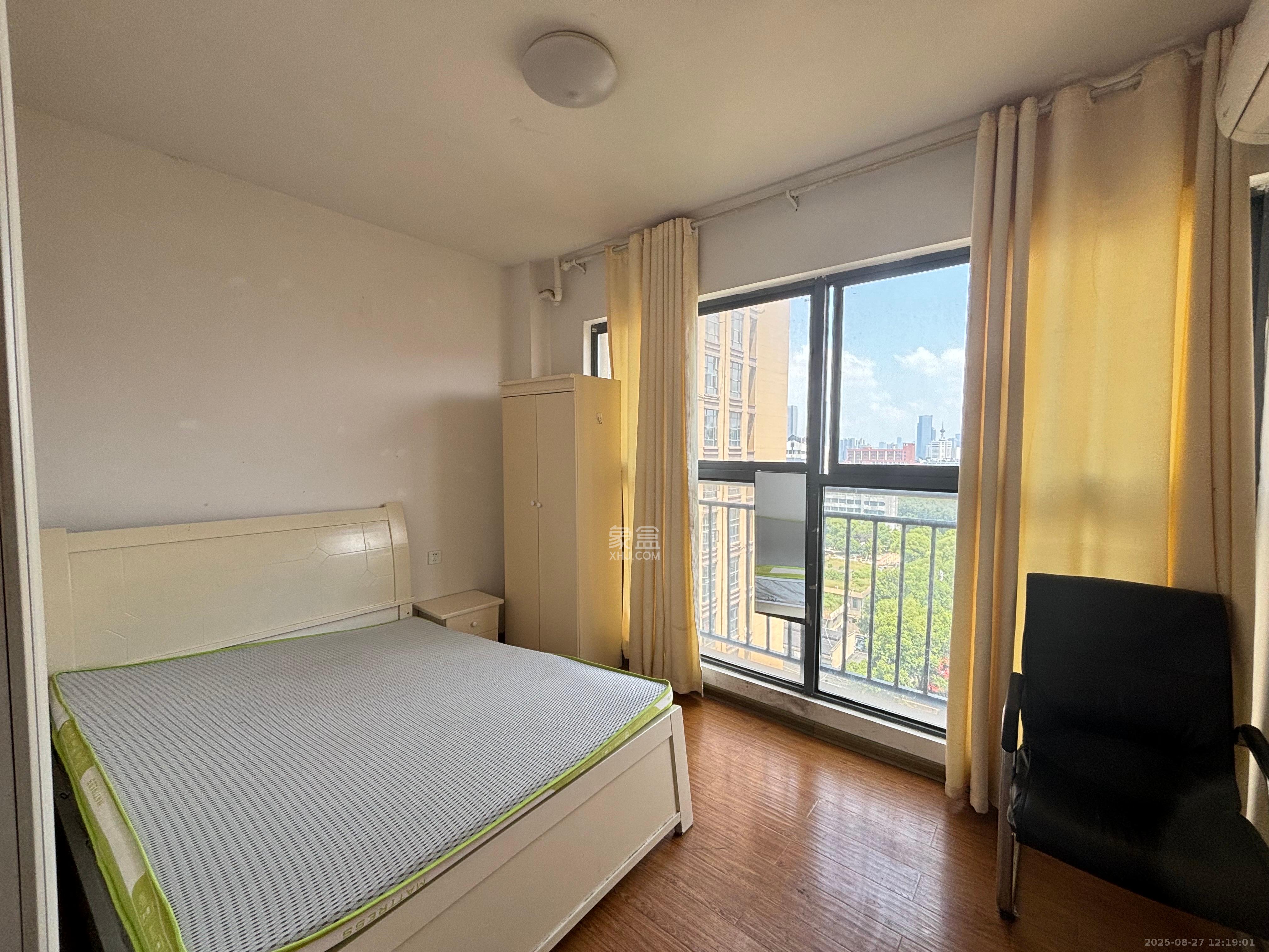 荣盛花语书苑 3室2厅2卫 2700.0元/月 荣盛花语书苑 3室2厅2卫 2700.0元/月室内图