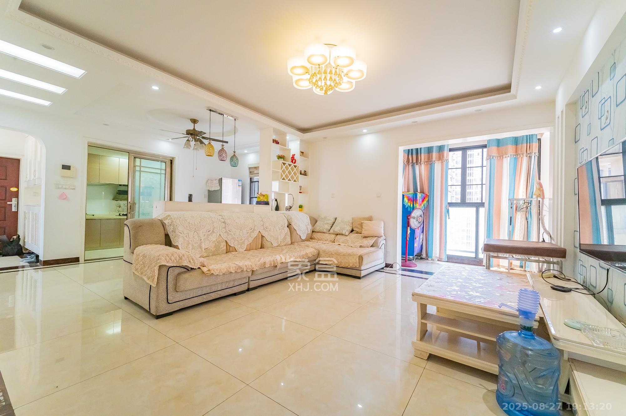 蓝山郡  4室2厅2卫    89.8万 蓝山郡  4室2厅2卫    89.8万客厅