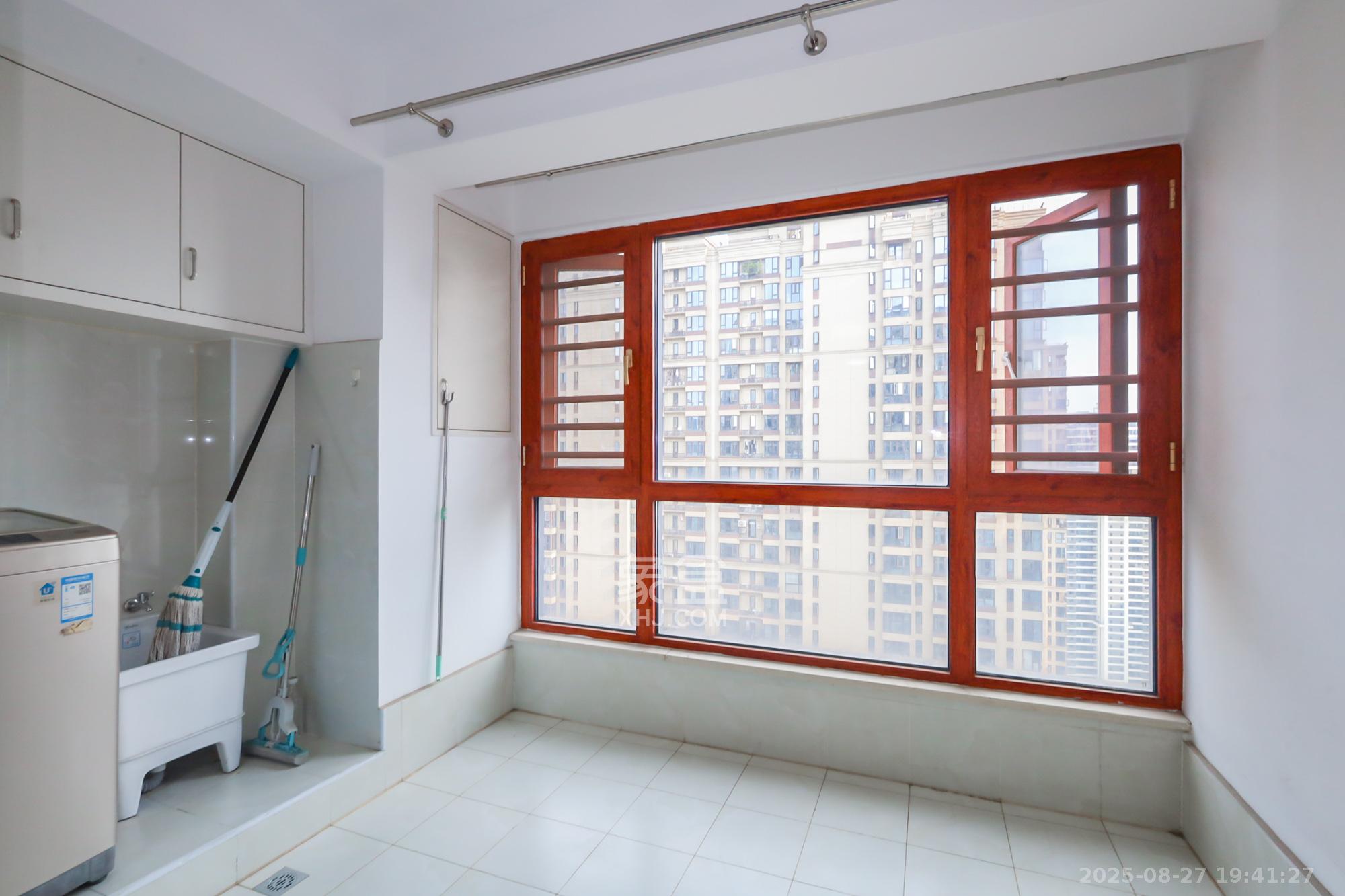 保利西海岸B区  3室2厅1卫    125.0万 保利西海岸B区  3室2厅1卫    125.0万阳台