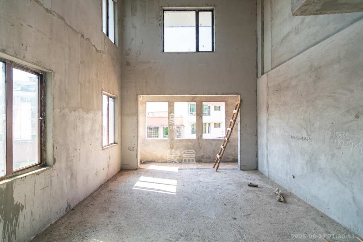 熙庭原著(房聚云台府) 5室2厅3卫 113.8万 熙庭原著(房聚云台府) 5室2厅3卫 113.8万客厅