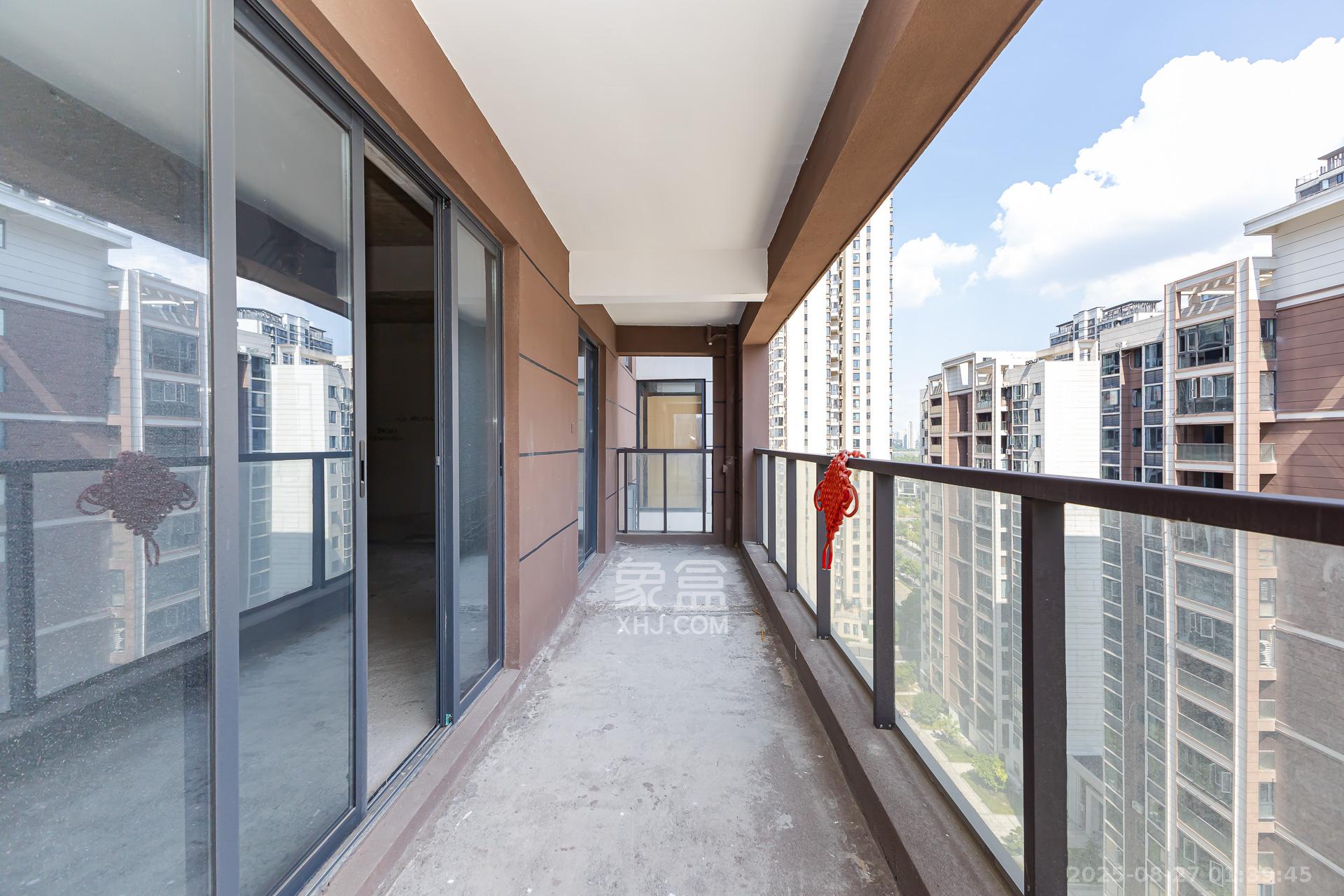 滨江学府  4室2厅2卫    135.0万 滨江学府  4室2厅2卫    135.0万阳台