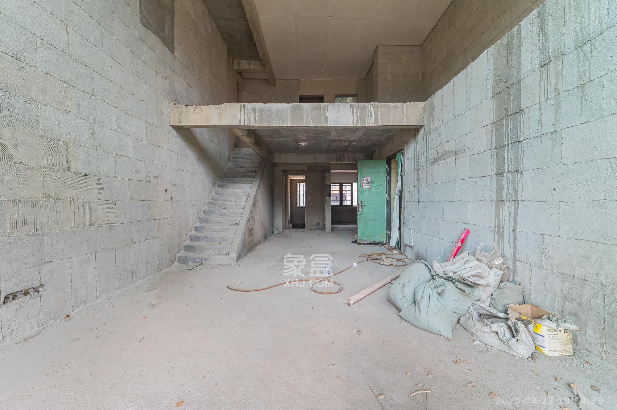 海伦春天 5室2厅2卫 228.0万 海伦春天 5室2厅2卫 228.0万客厅