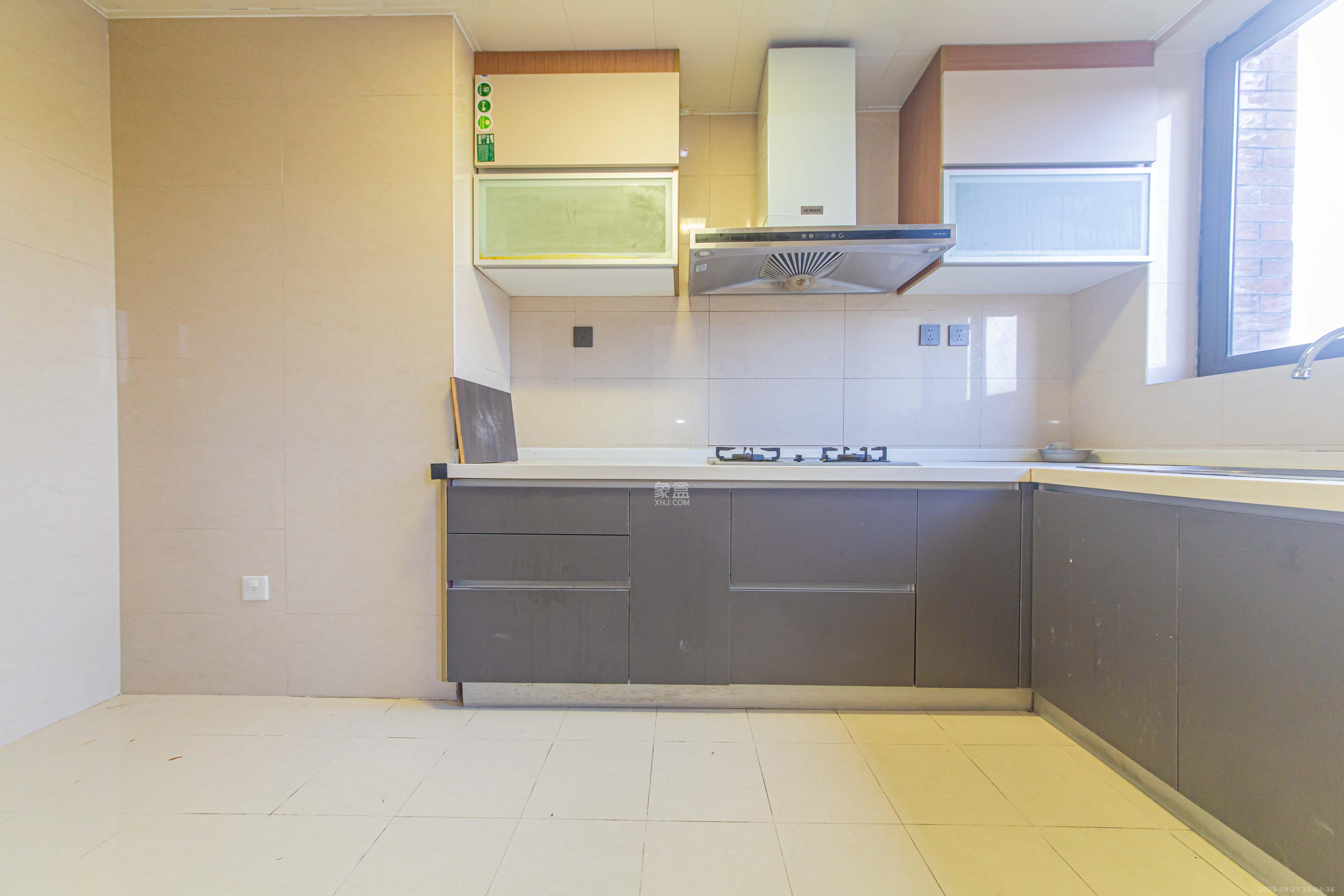 绿地公馆(绿地名邸)  4室2厅3卫    205.0万 绿地公馆(绿地名邸)  4室2厅3卫    205.0万厨房