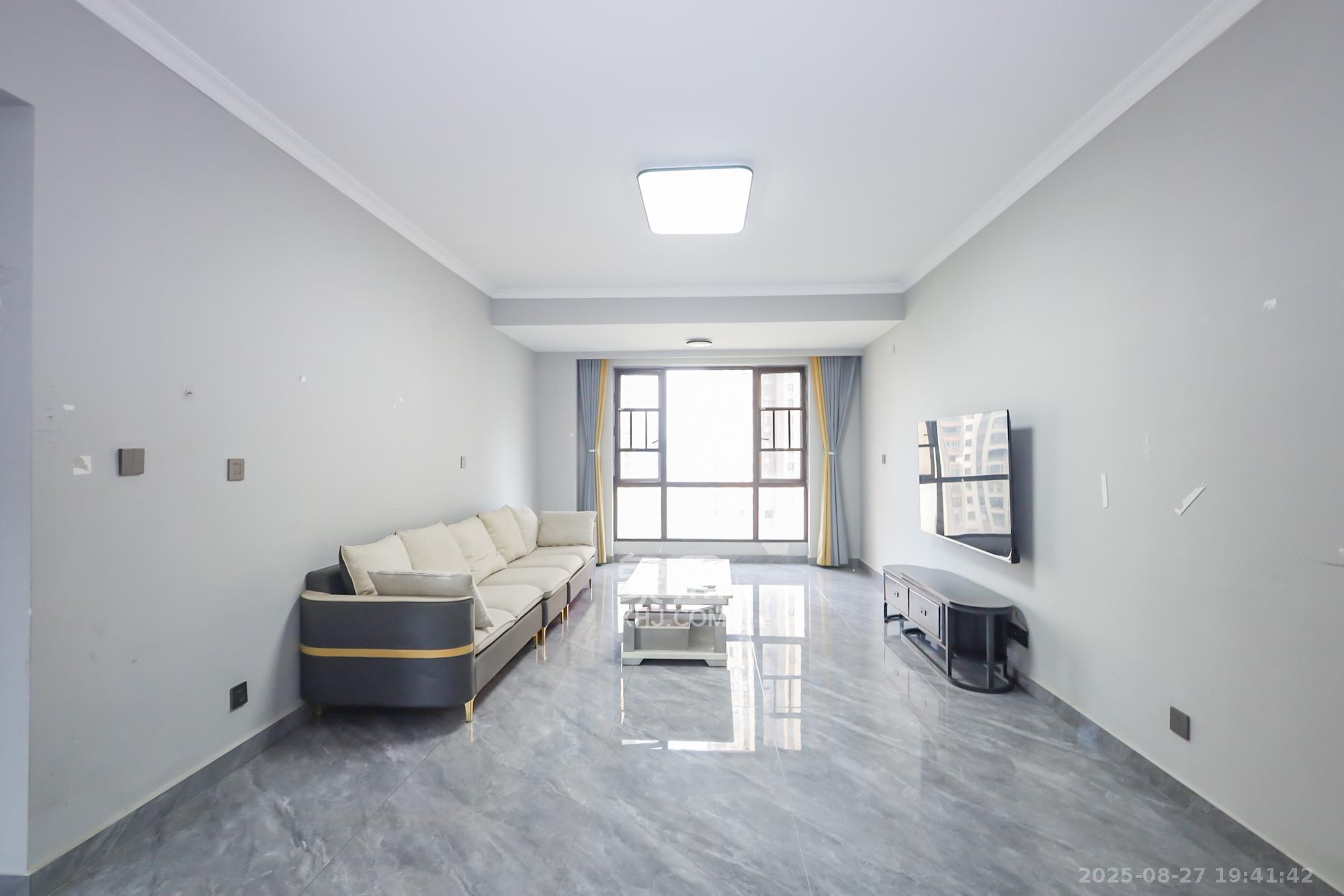 保利西海岸A区  4室2厅2卫    208.0万 保利西海岸A区  4室2厅2卫    208.0万客厅