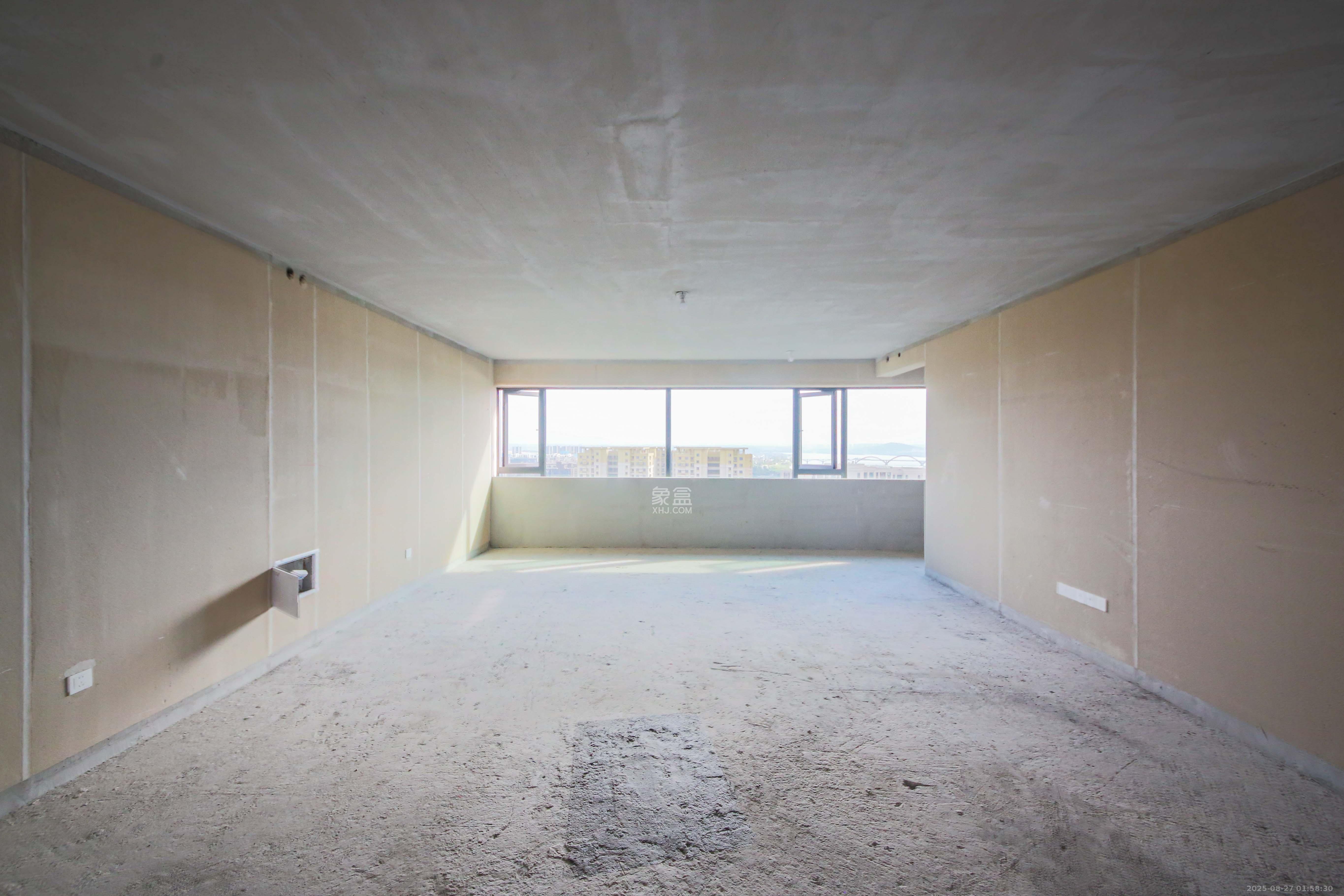 龙湖云河颂  4室2厅3卫    265.0万 龙湖云河颂  4室2厅3卫    265.0万客厅