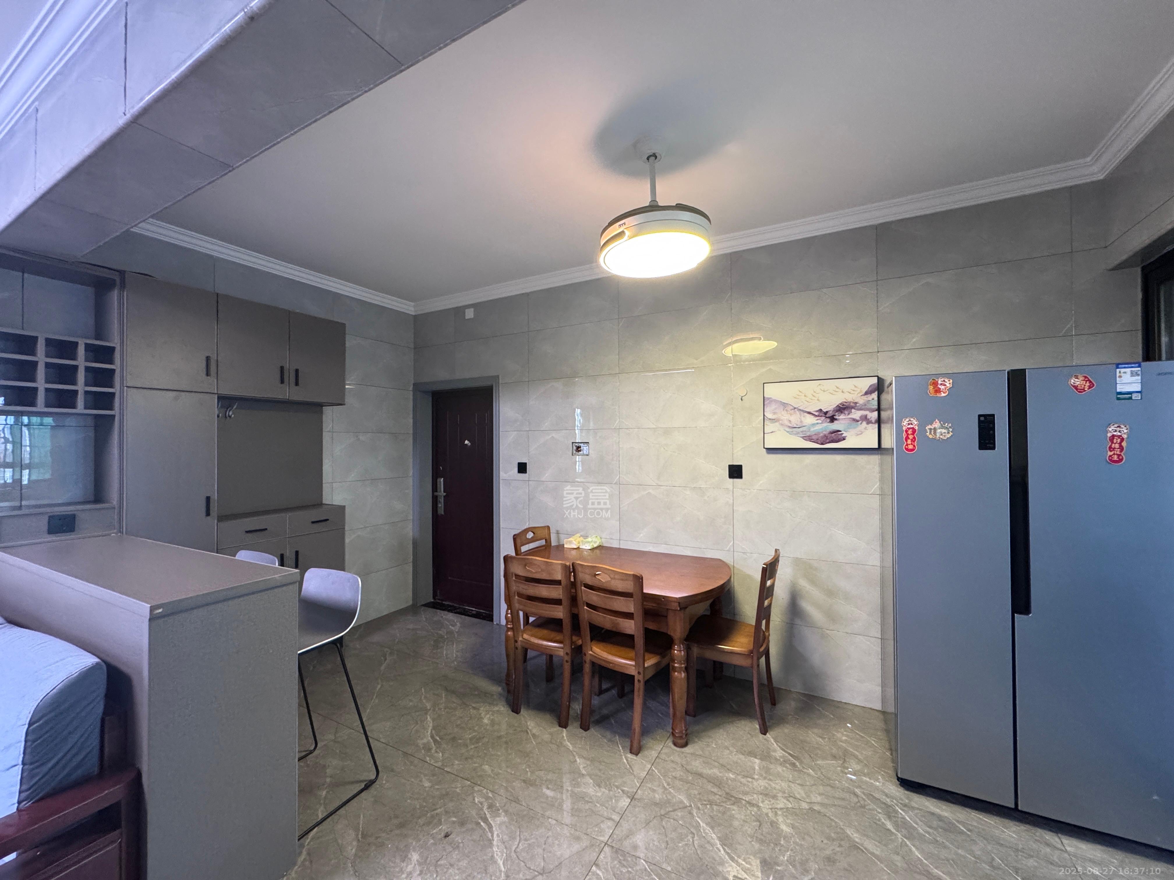 鄱阳佳郡 3室2厅2卫 2300.0元/月 鄱阳佳郡 3室2厅2卫 2300.0元/月室内图