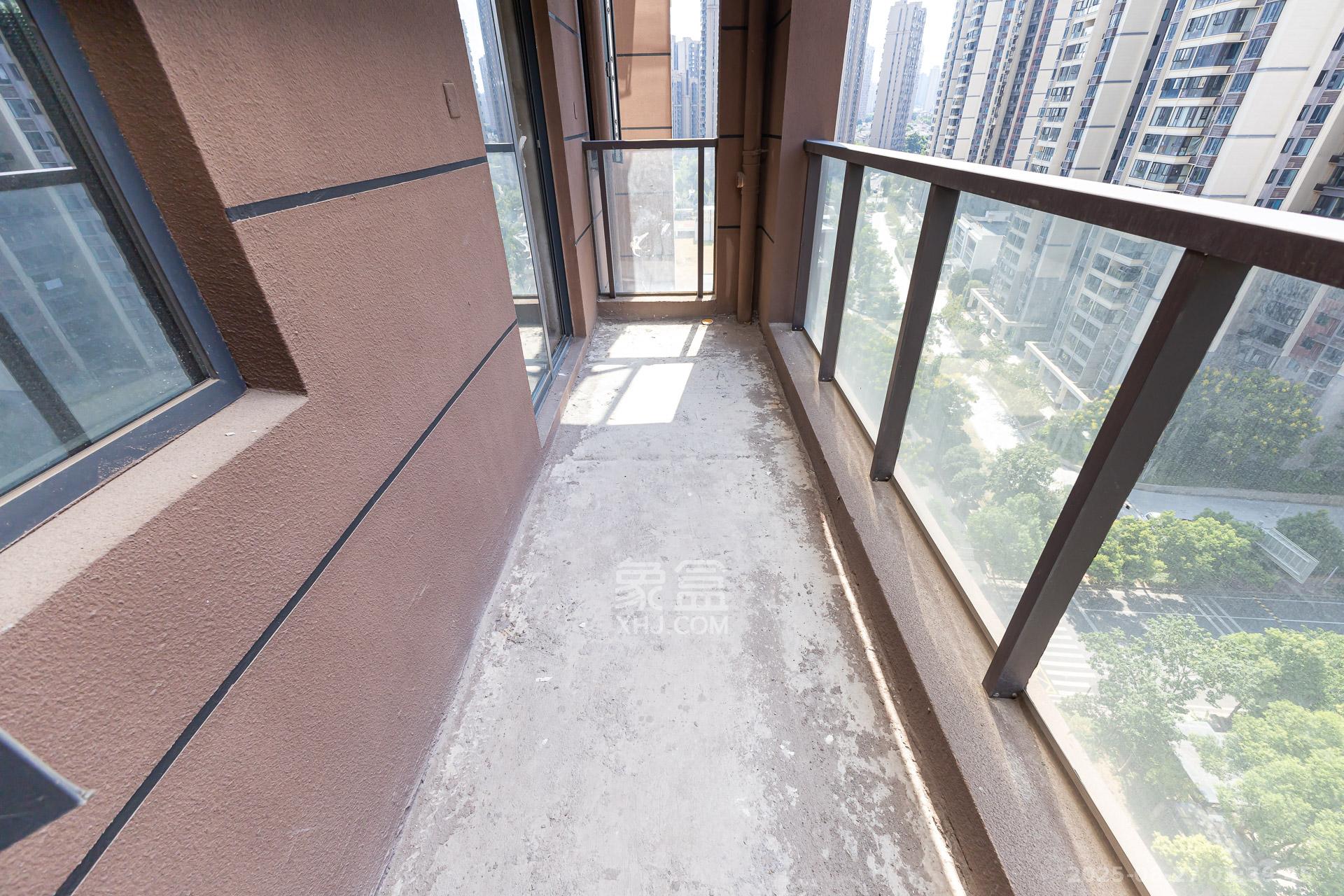 滨江学府  4室2厅2卫    135.0万 滨江学府  4室2厅2卫    135.0万阳台