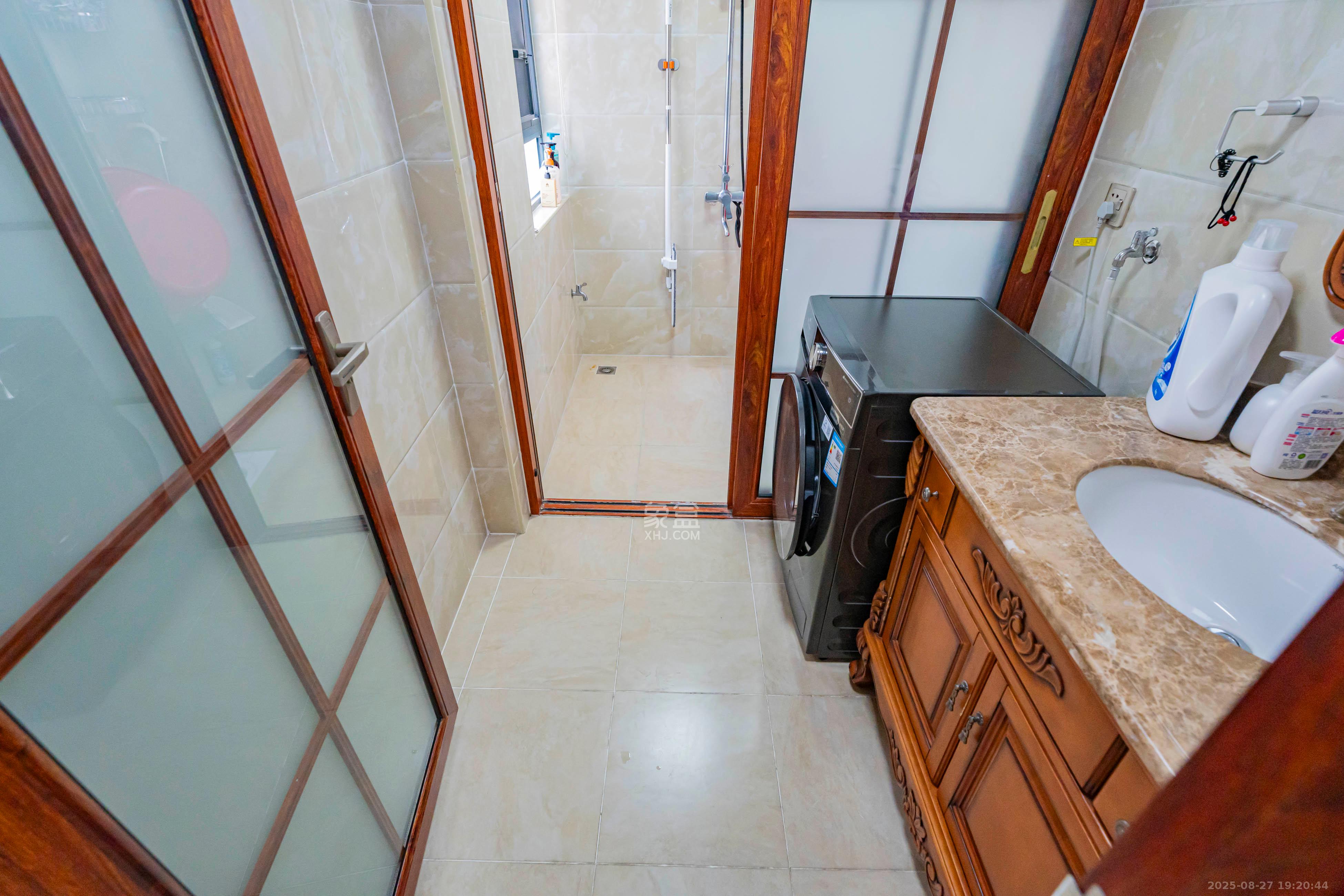 藏珑湖上国际花园  3室2厅1卫    155.0万 藏珑湖上国际花园  3室2厅1卫    155.0万卫生间