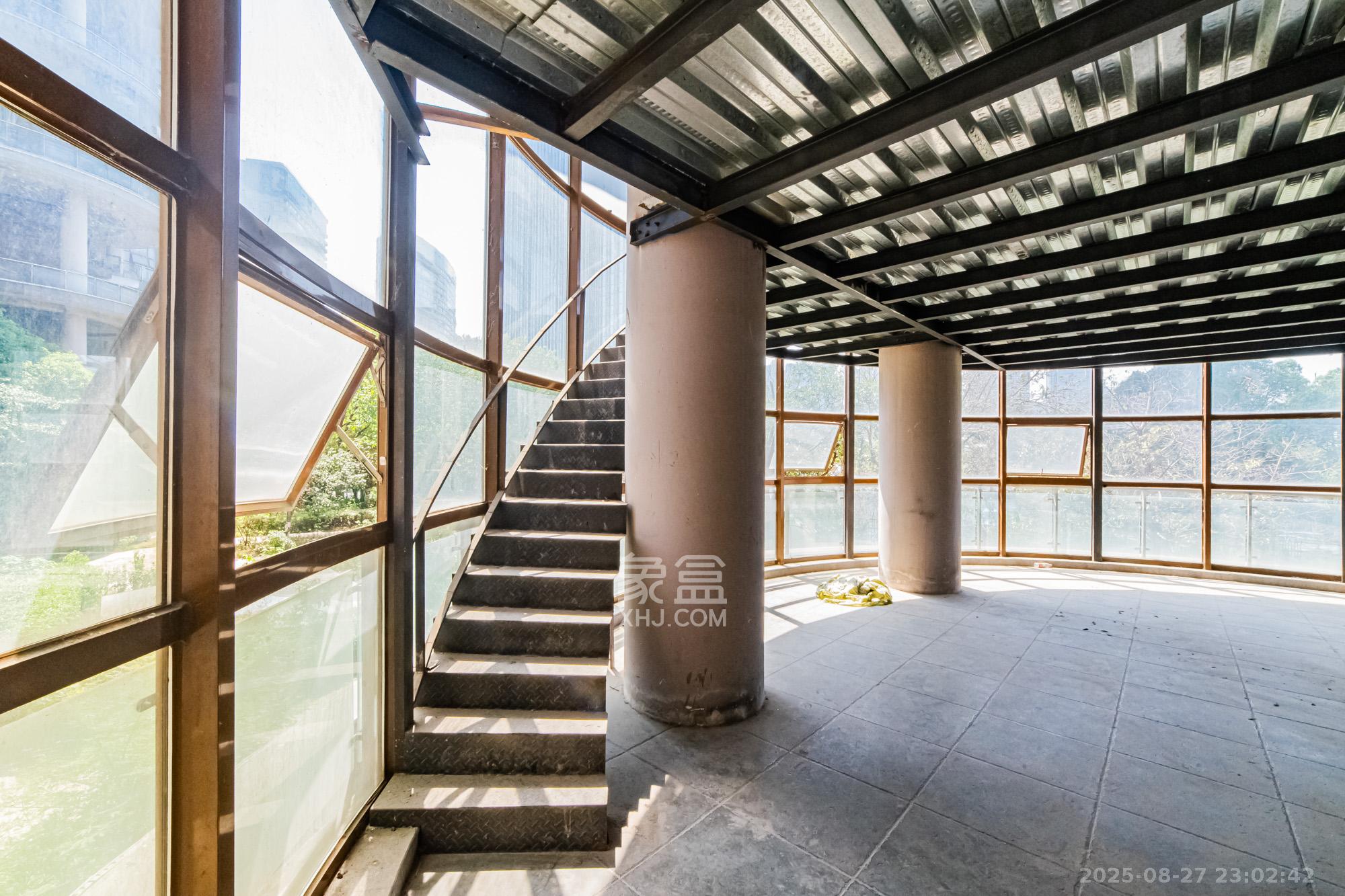 湘江世纪城湘江豪庭 1室2厅2卫 205.0万 湘江世纪城湘江豪庭 1室2厅2卫 205.0万阳台