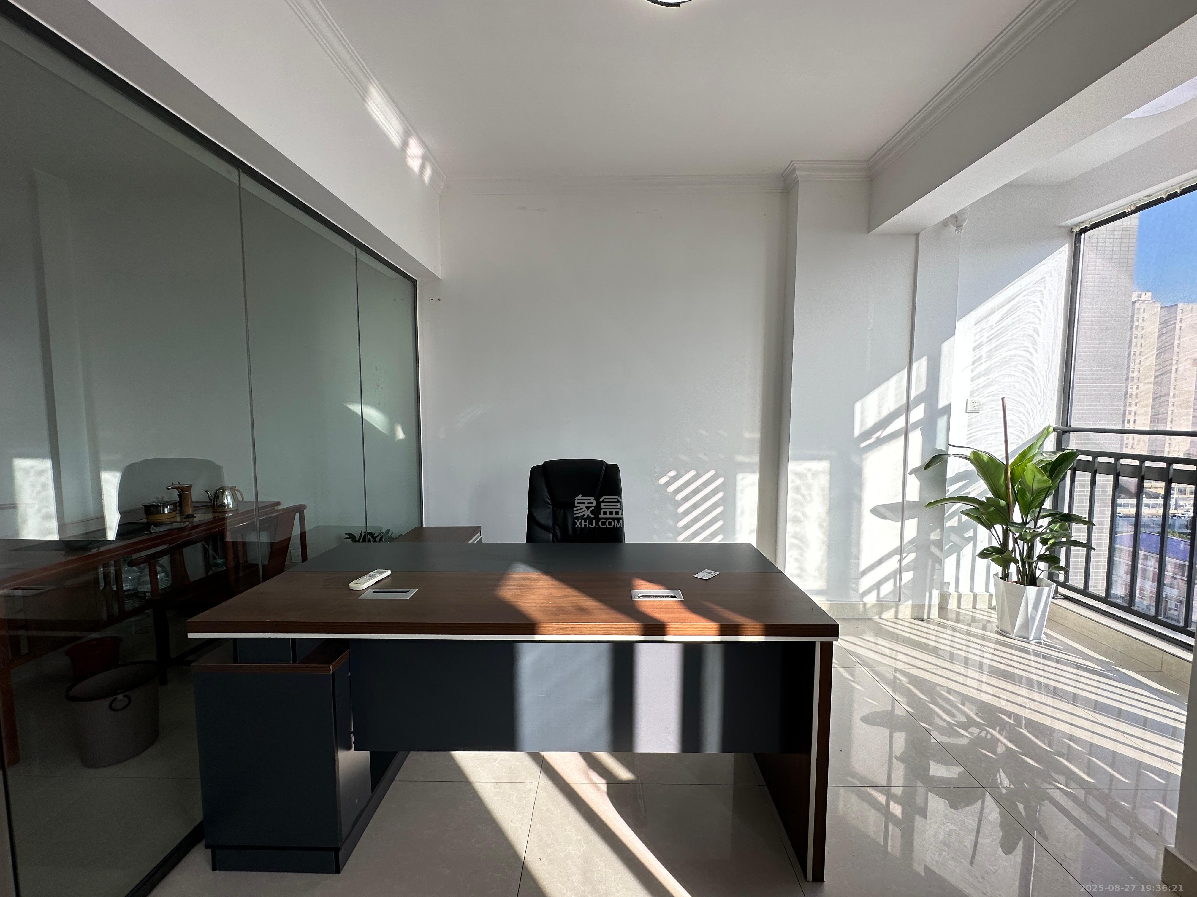 长房中庭国际(东郡华蓉广场) 1室2厅1卫 3600.0元/月 长房中庭国际(东郡华蓉广场) 1室2厅1卫 3600.0元/月室内图