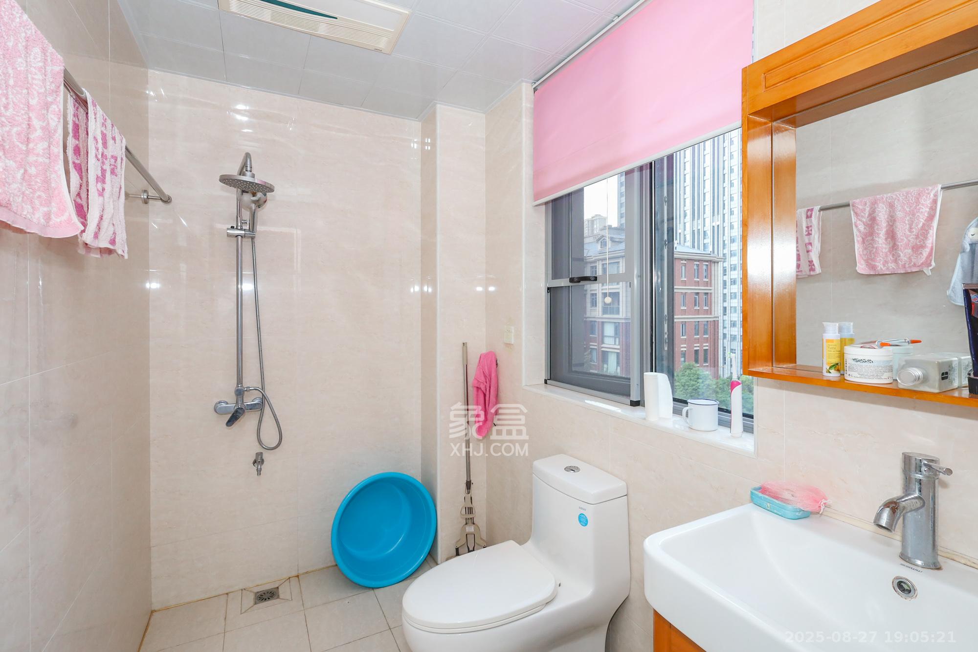 八方小区B区  5室2厅3卫    1099.0万 八方小区B区  5室2厅3卫    1099.0万卫生间